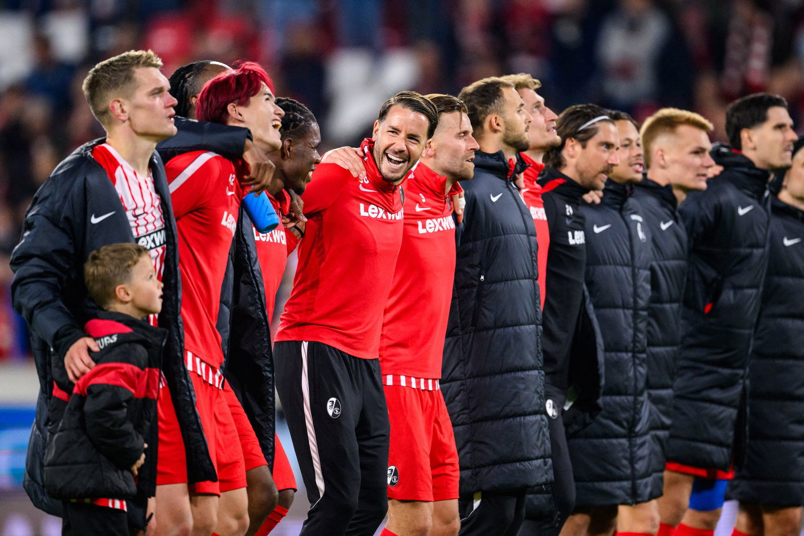 «Spitzenreiter, Spitzenreiter»: Die SC-Profis feierten ausgelassen mit den Fans.