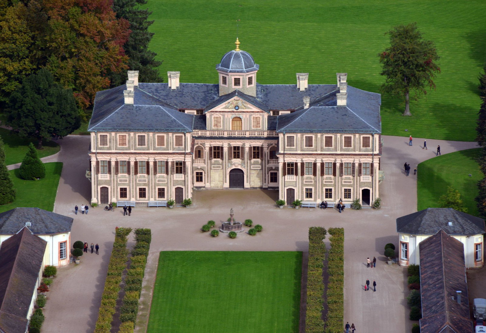 Um das Schloss Favorite herum gibt es eine große Parkanlage. (Archivbild)