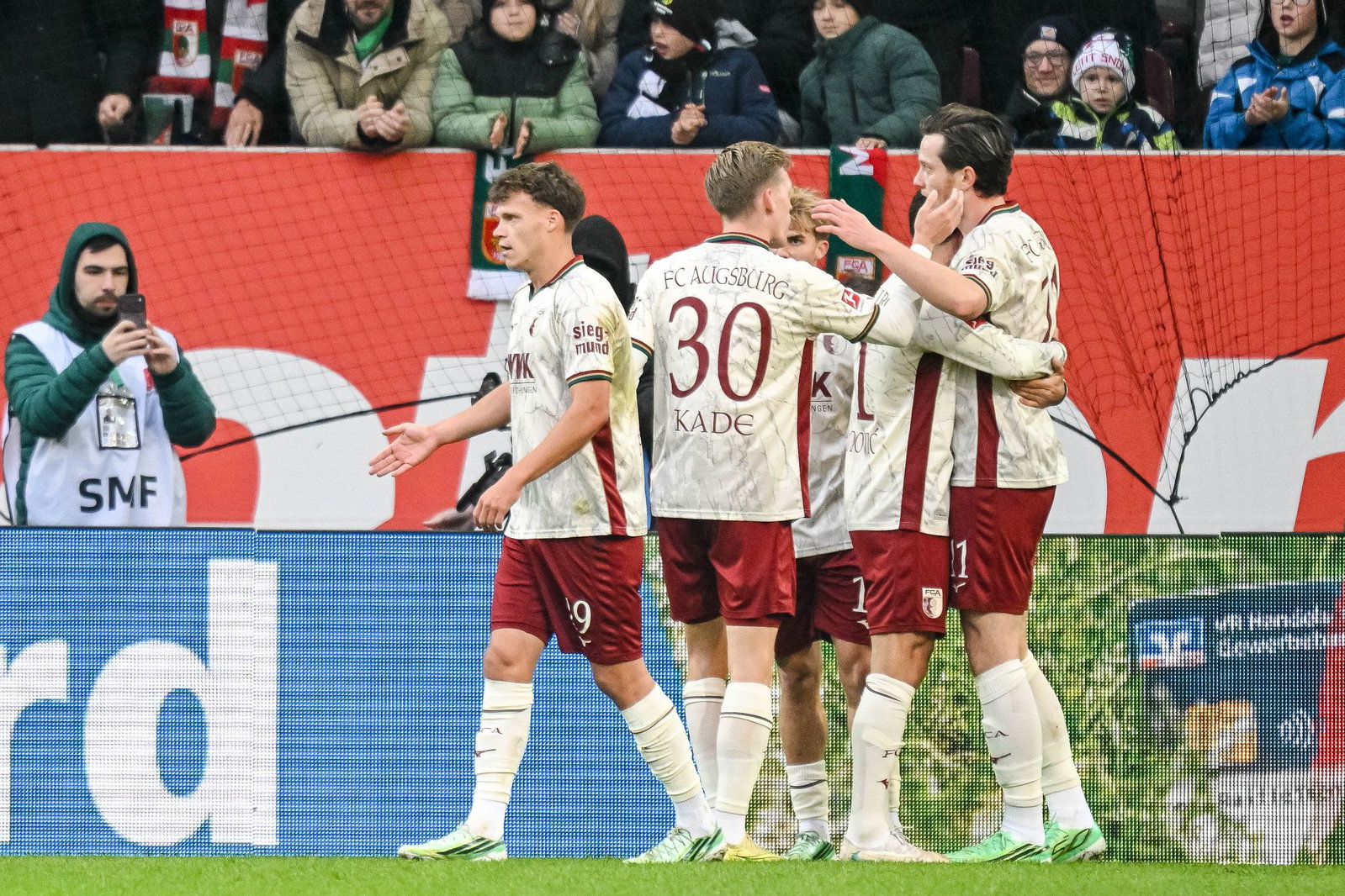 Michael Gregoritsch (r) trifft gegen seinen früheren Verein Freiburg.