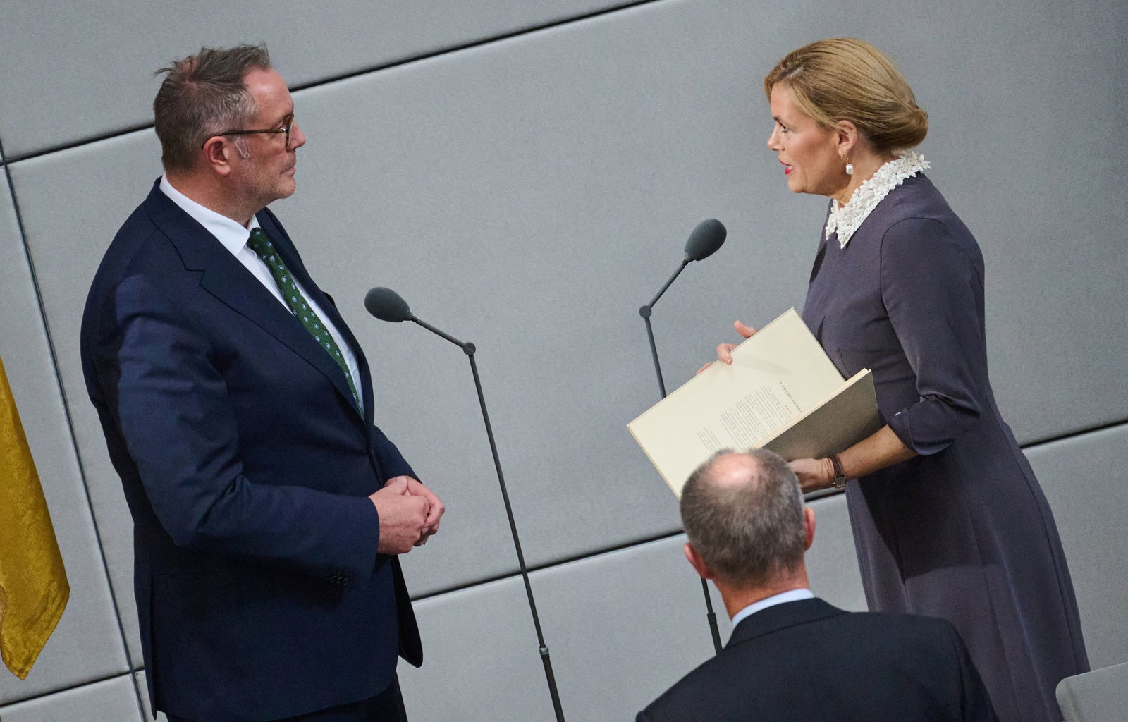 Wenn die Politik Menschen nach einiger Zeit unerwartet wieder zueinander führt: Bundestagspräsidentin Klöckner nimmt Schweitzer Mitte Oktober im Bundestag den Amtseid als Bundesarbeitsminister ab. (Archivbild)