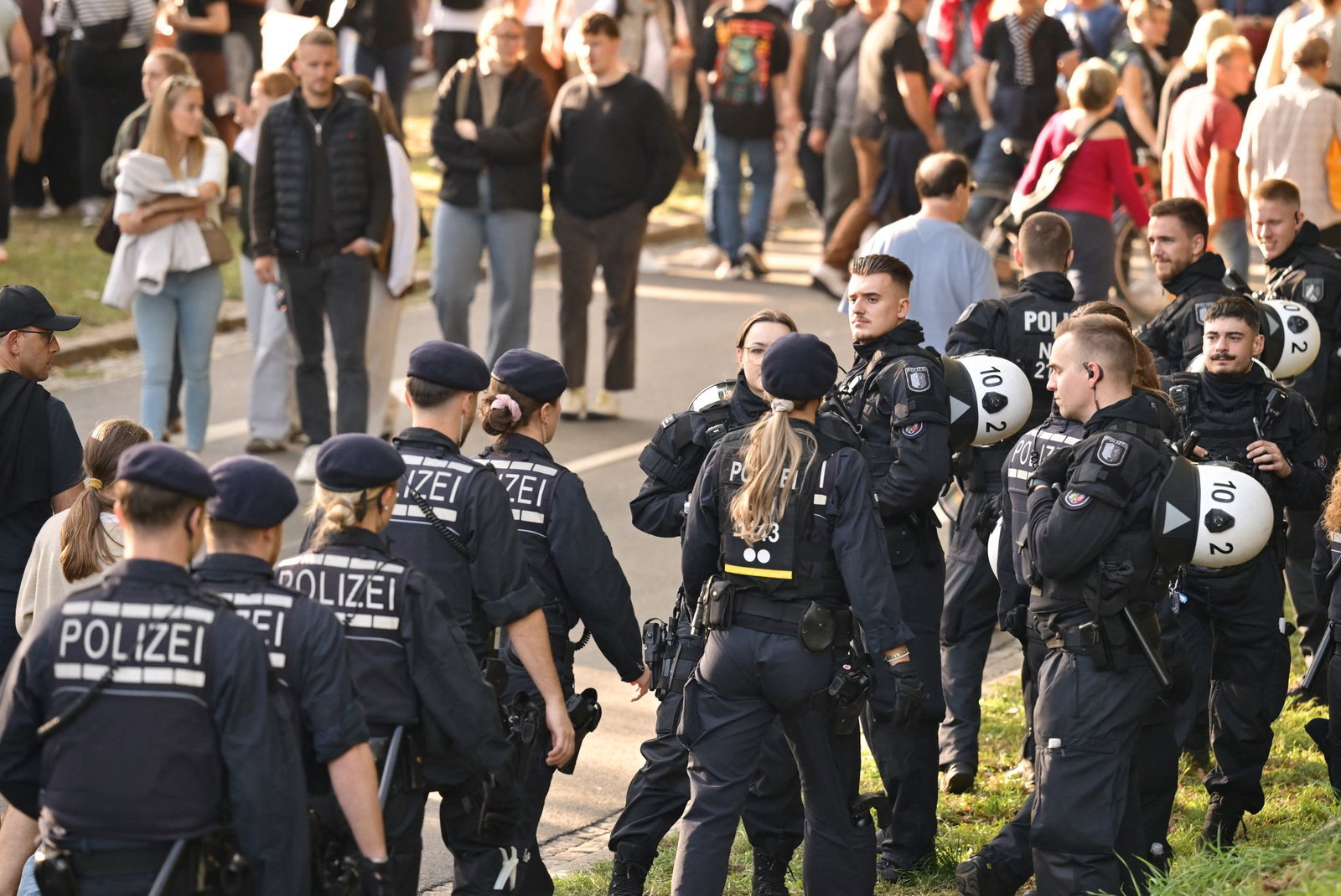 Zahlreiche Einsatzkräfte der Polizei sind in Bremen unterwegs. 