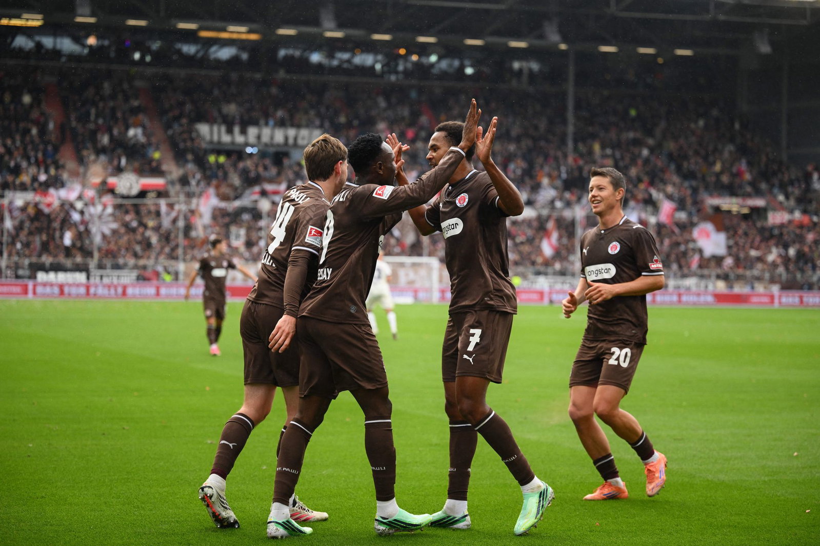 St. Pauli bejubelt den Treffer zum 1:0. 