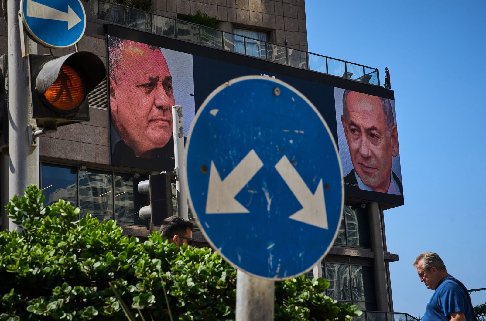 Werbung in Israel, auf der der israelische Ministerpräsident Benjamin Netanjahu (r) und sein wichtigster Rivale bei der Parlamentswahl am 27. Oktober, Gadi Eisenkot, zu sehen ist. (Archivbild)