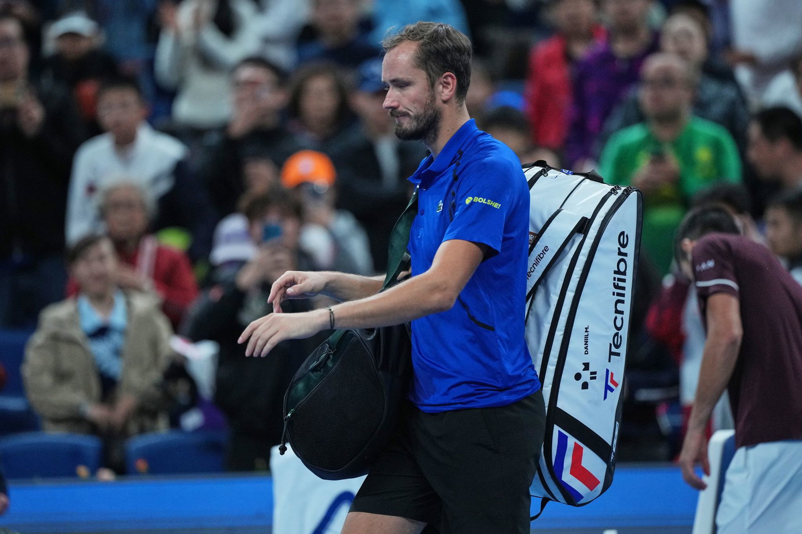 Daniil Medwedew verlässt den Platz, nachdem er disqualifiziert wurde.