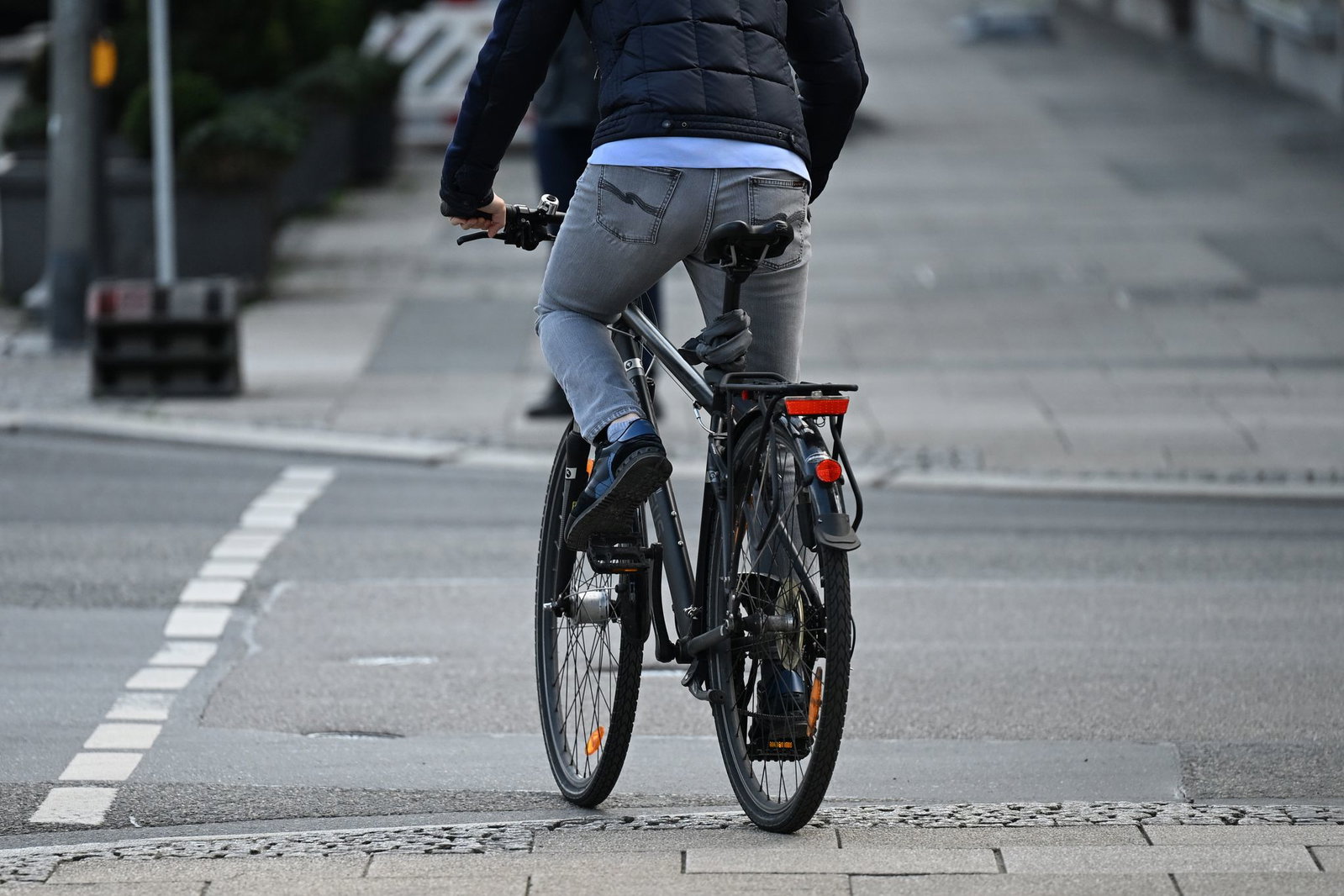 Der Junge wurde bei dem Unfall schwer verletzt, der Radfahrer stürzte. (Symbolbild)