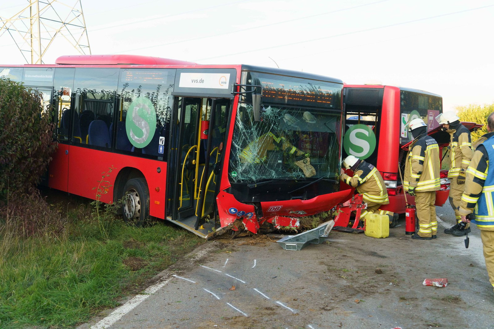 Der Bus war nicht mehr fahrbereit - der Schaden wird auf etwa 200.000 Euro geschätzt. 