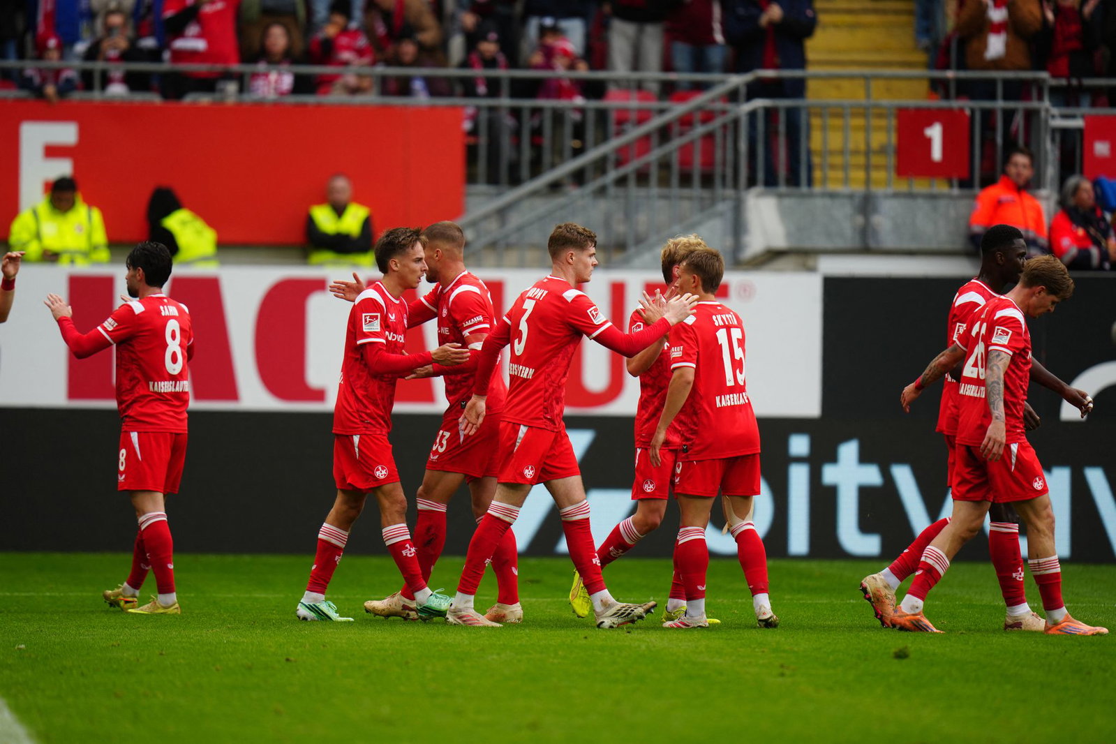 Kaiserslautern bejubelt den Heimsieg gegen Bochum.