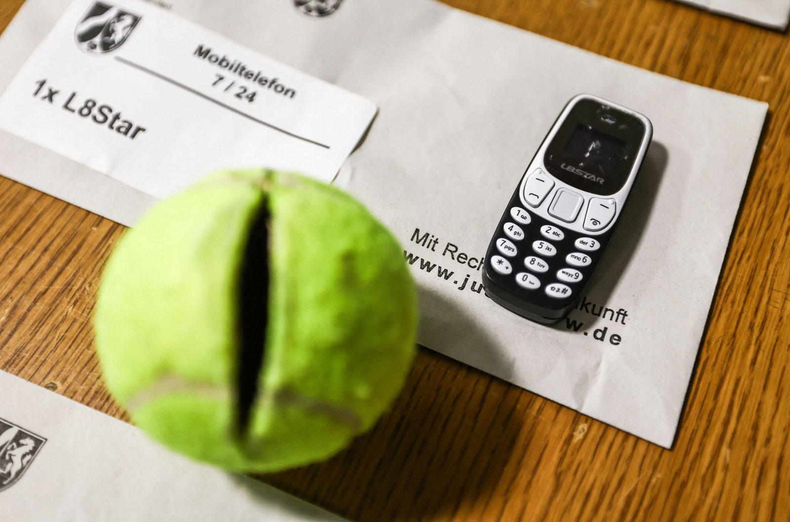 Ob per Post oder während eines Besuchs von Bekannten: Die Geräte landen auf verschiedensten Wegen bei den Gefangenen. (Symbolbild)