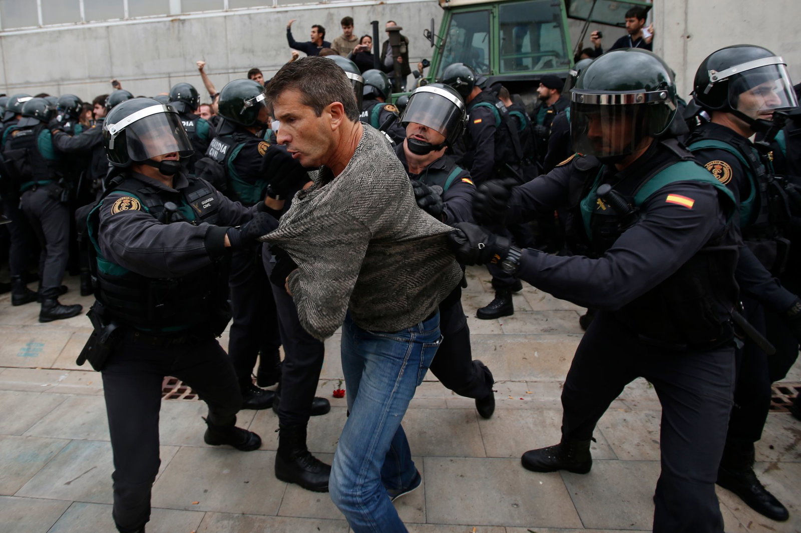 Am Tag des illegalen Unabhängigkeitsreferendums in Katalonien 2017 ging die spanische Polizei gewaltsam gegen Wähler vor.
