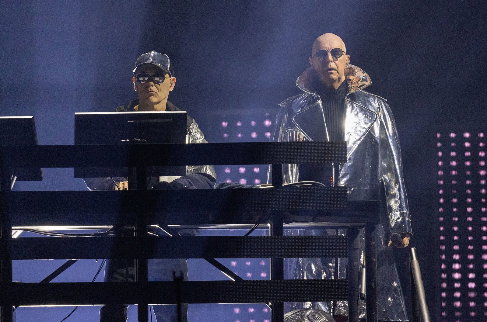 Neil Tennant (rechts) und Chris Lowe von den Pet Shop Boys bei einem Konzert 2023 in London. (Archivbild)