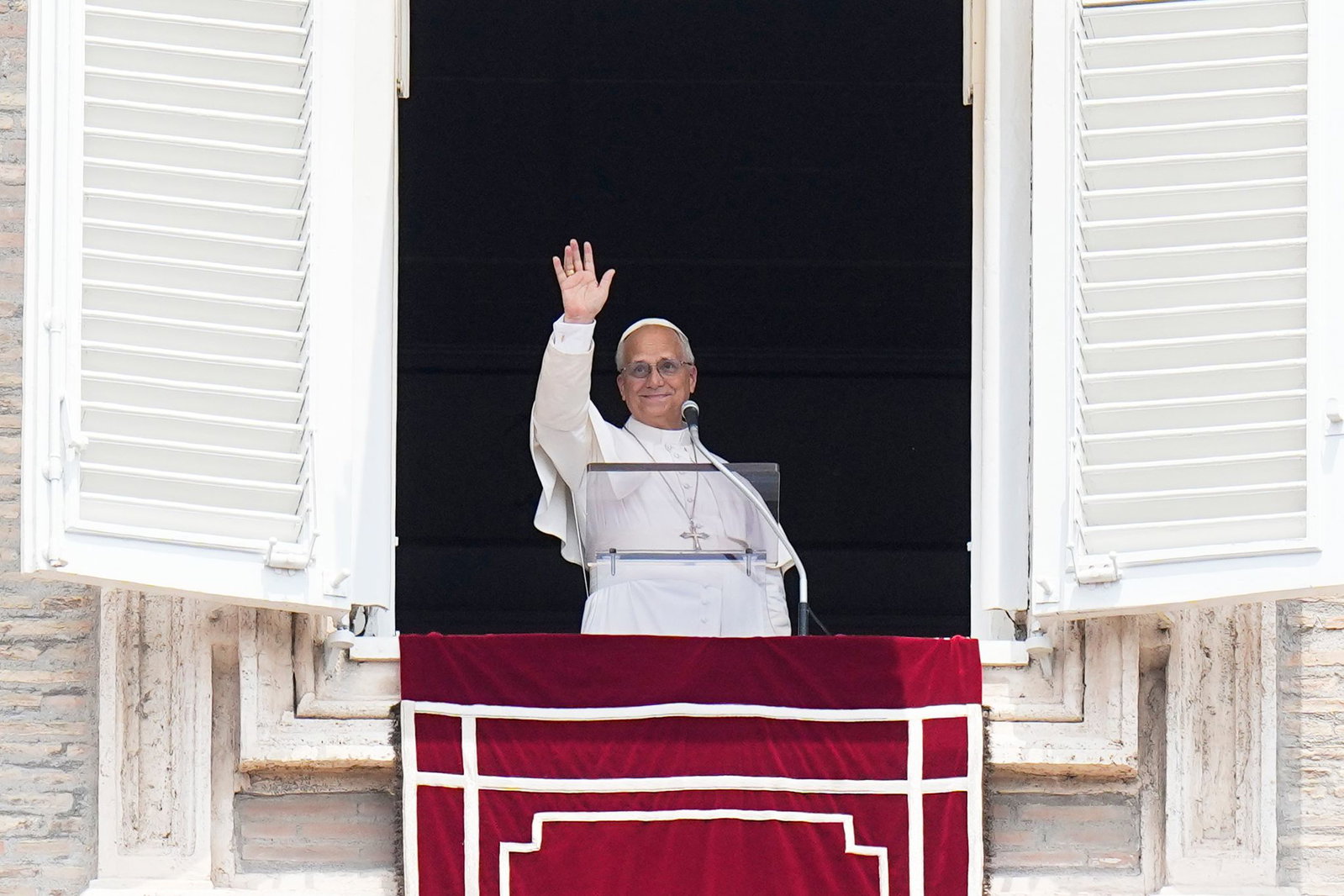 Papst Leo der XIV. spricht an einem Sonntag im Juni das traditionelle Angelus-Gebet am Fenster seiner Arbeitszimmers am Petersplatz im Vatikan. Nur fünf Tage nach seiner Krebs-OP will er sich dort heute wieder an Zehntausende Gläubige wenden. (Archiv-Bil…