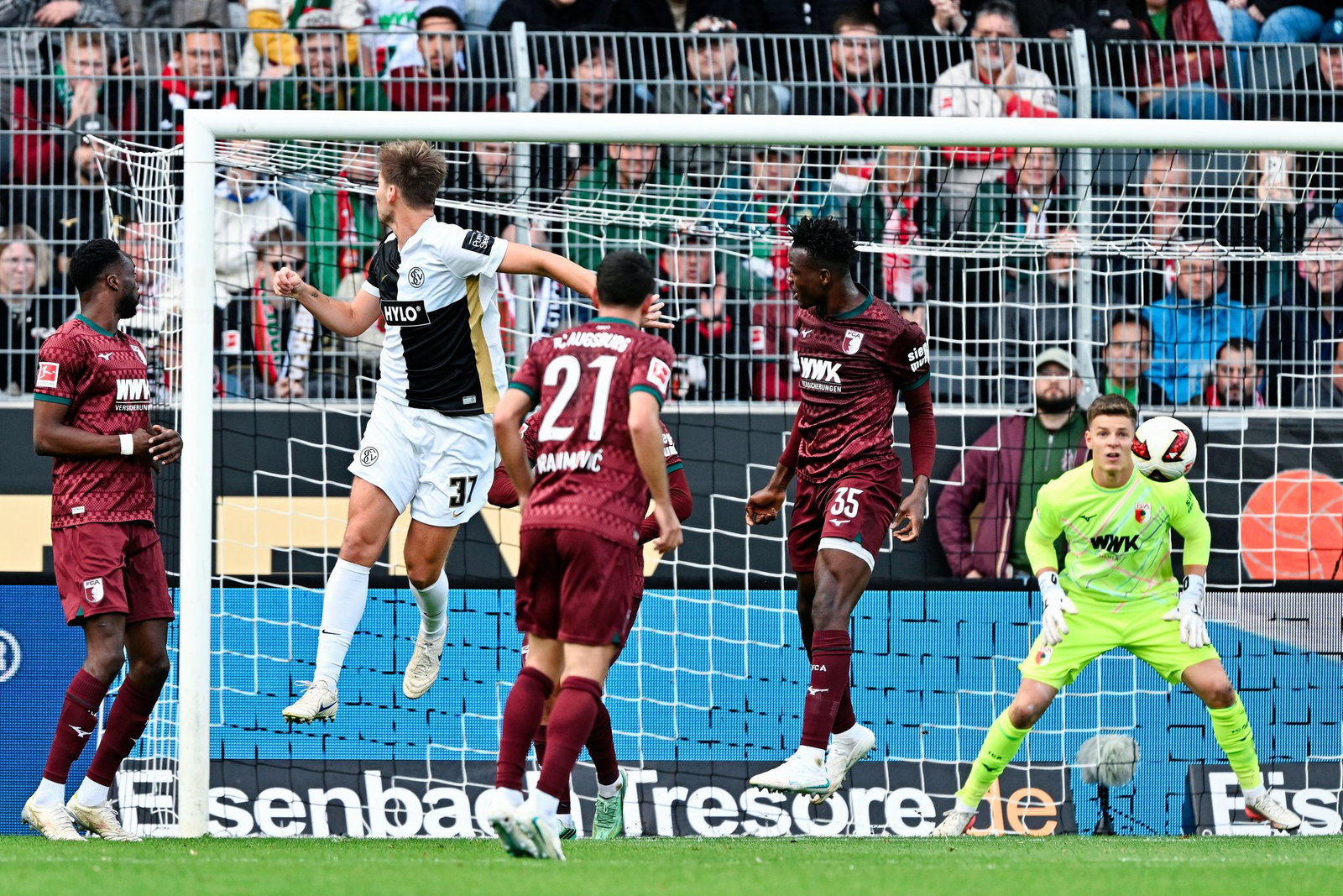 Maximilian Rohr (Nr. 31) köpft zum 3:0 gegen Augsburg ein.