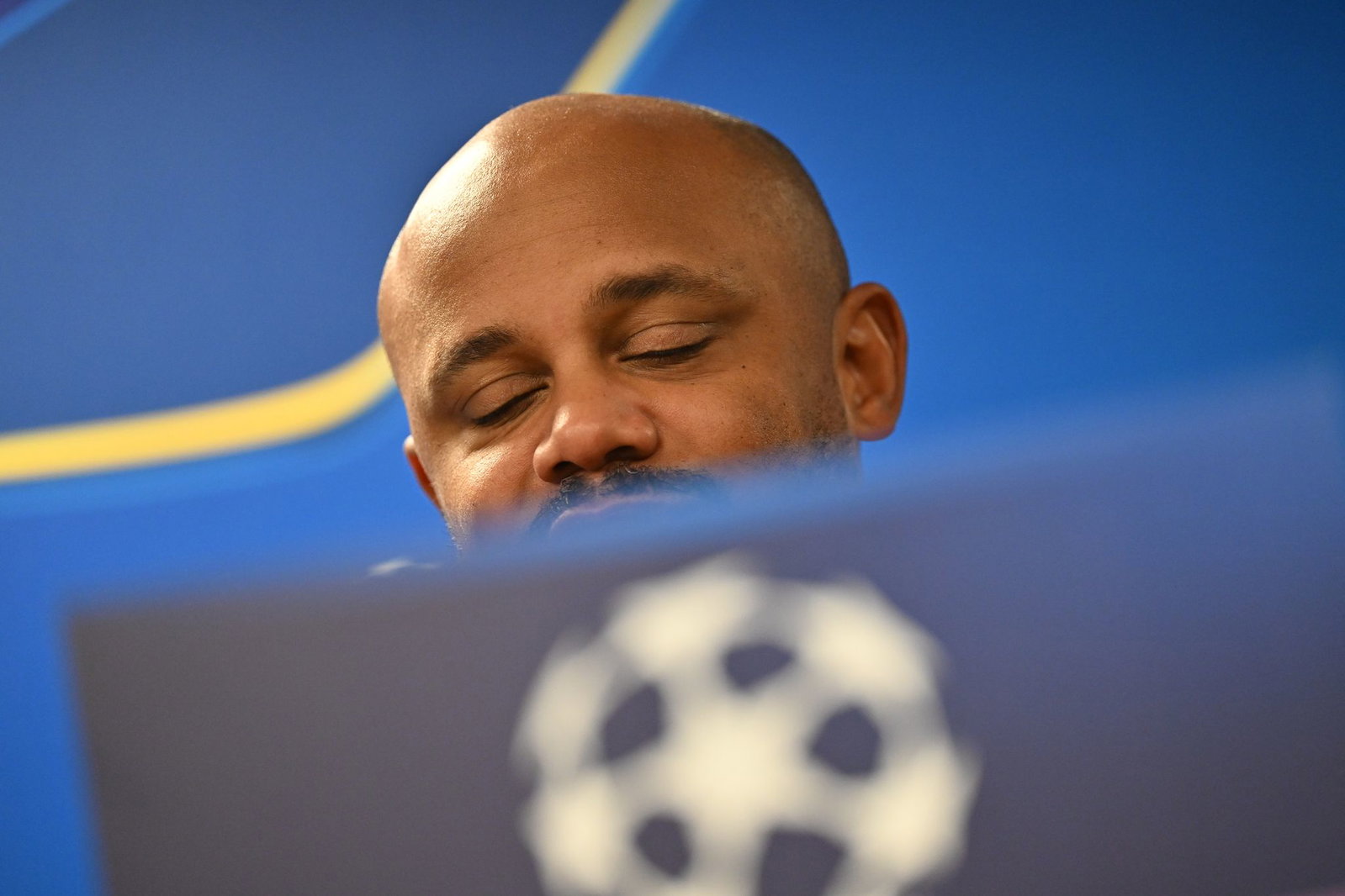 Auszeit vom Fußball-Alltag: Bayern-Trainer Vincent Kompany muss sich nach seinem Zusammenbruch erst mal erholen. (Archivbild)
