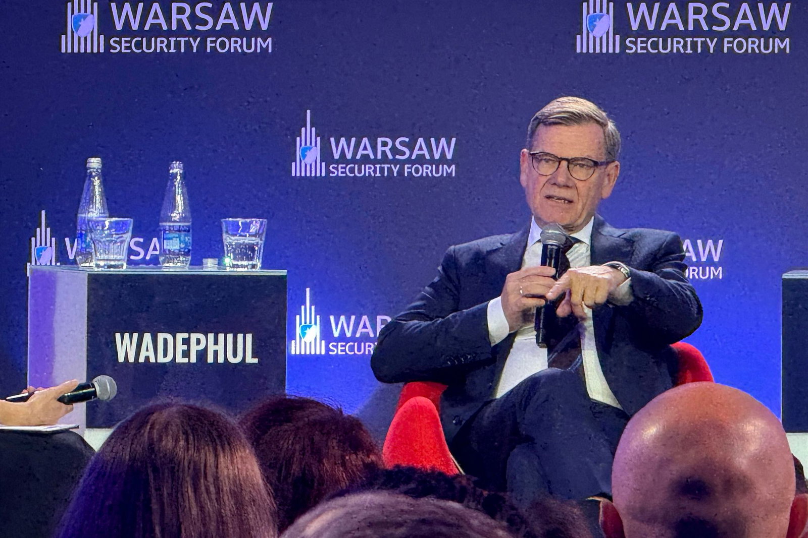 Außenminister Johann Wadephul (CDU) beim Warschauer Sicherheitsforum. Am Rande äußerte er sich auch über die Festnahme von mutmaßlichen Saboteuren in Deutschland, die in Polen einen Brandanschlag verübt haben sollen.