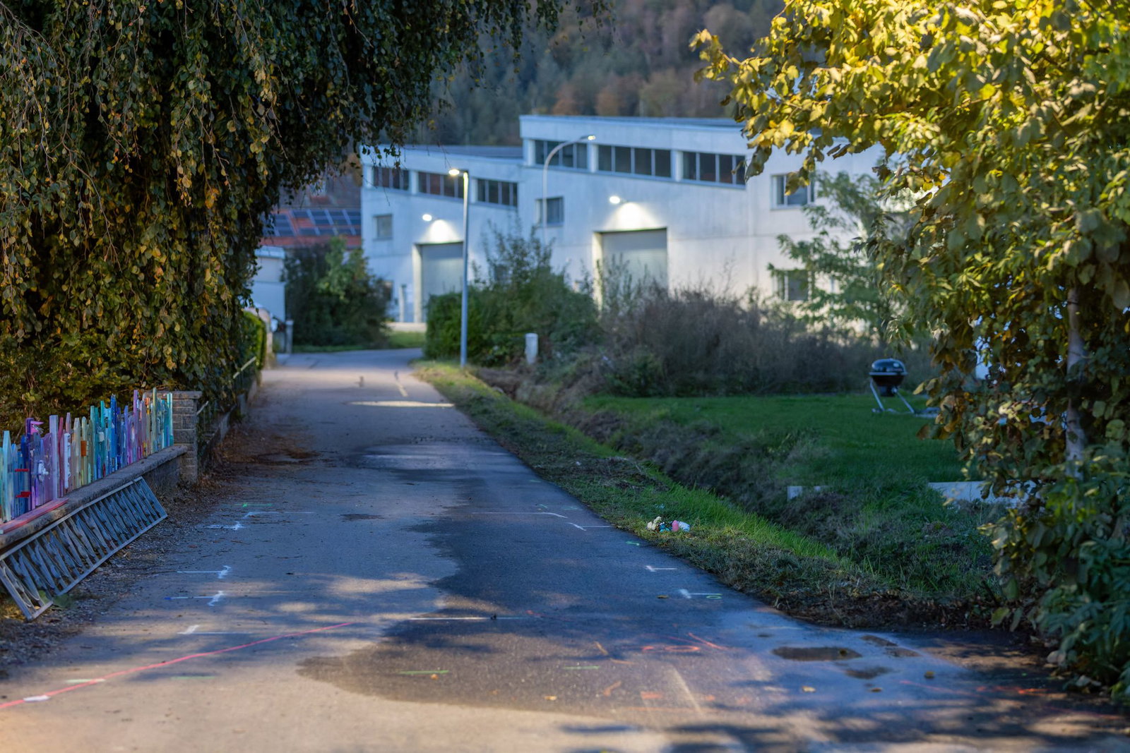 Auf der Straße zeugen Markierungen von den Ermittlungen der Polizei.