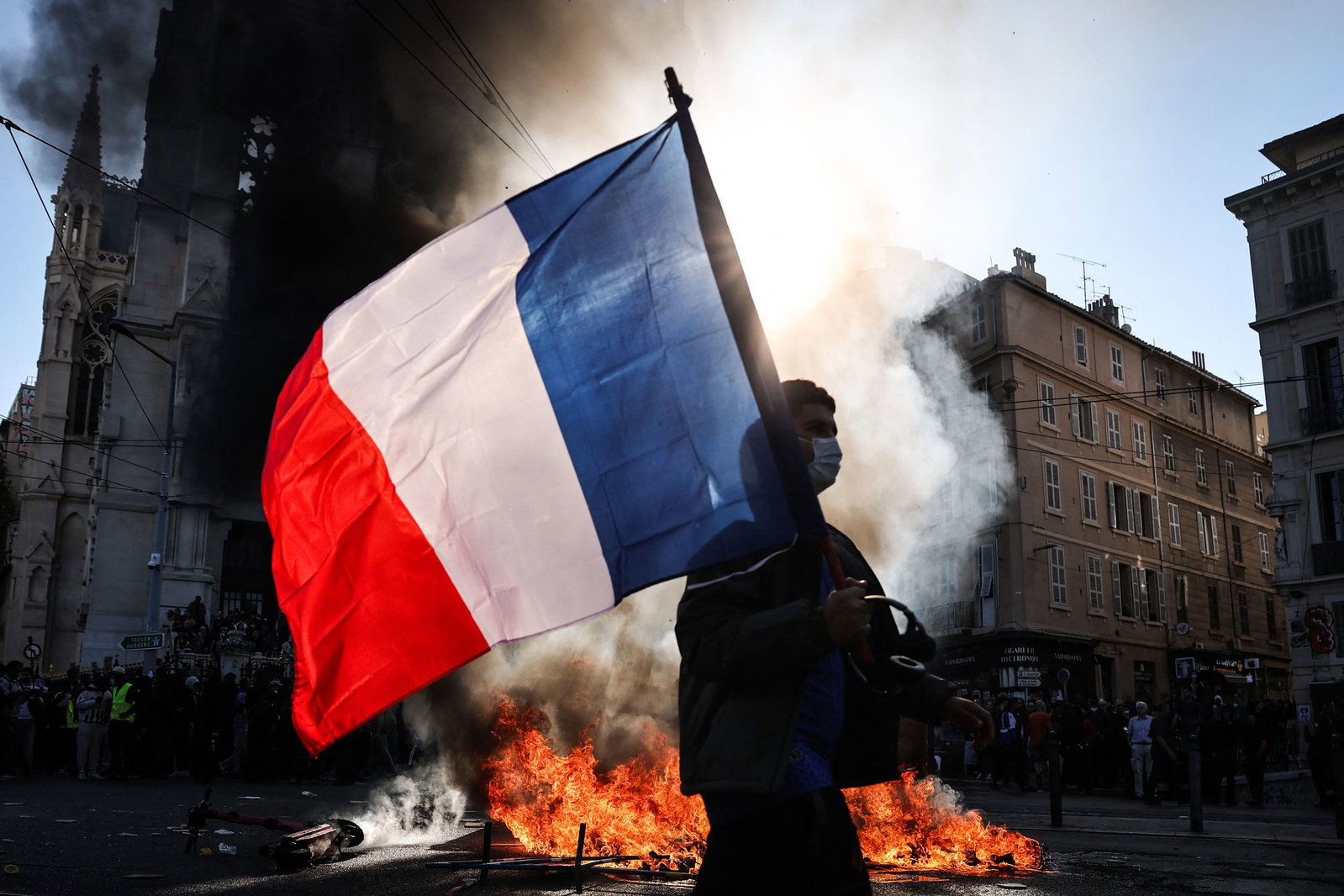 Bei den Protesten in Frankreich kam es erneut zu Sachbeschädigungen und Zusammenstößen von Krawallmachern mit der Polizei.