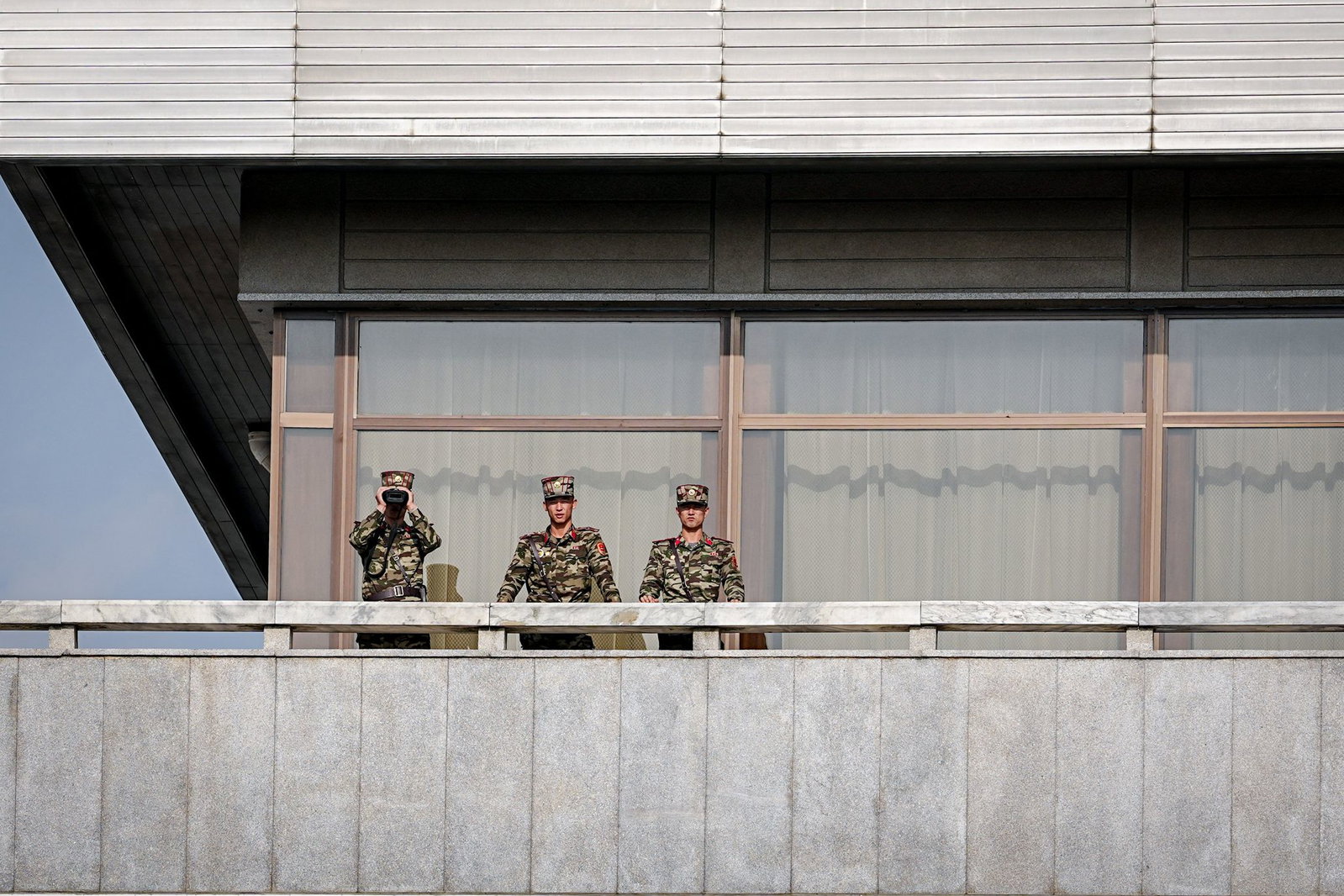 Nordkoreanische Soldaten beobachten Merz.