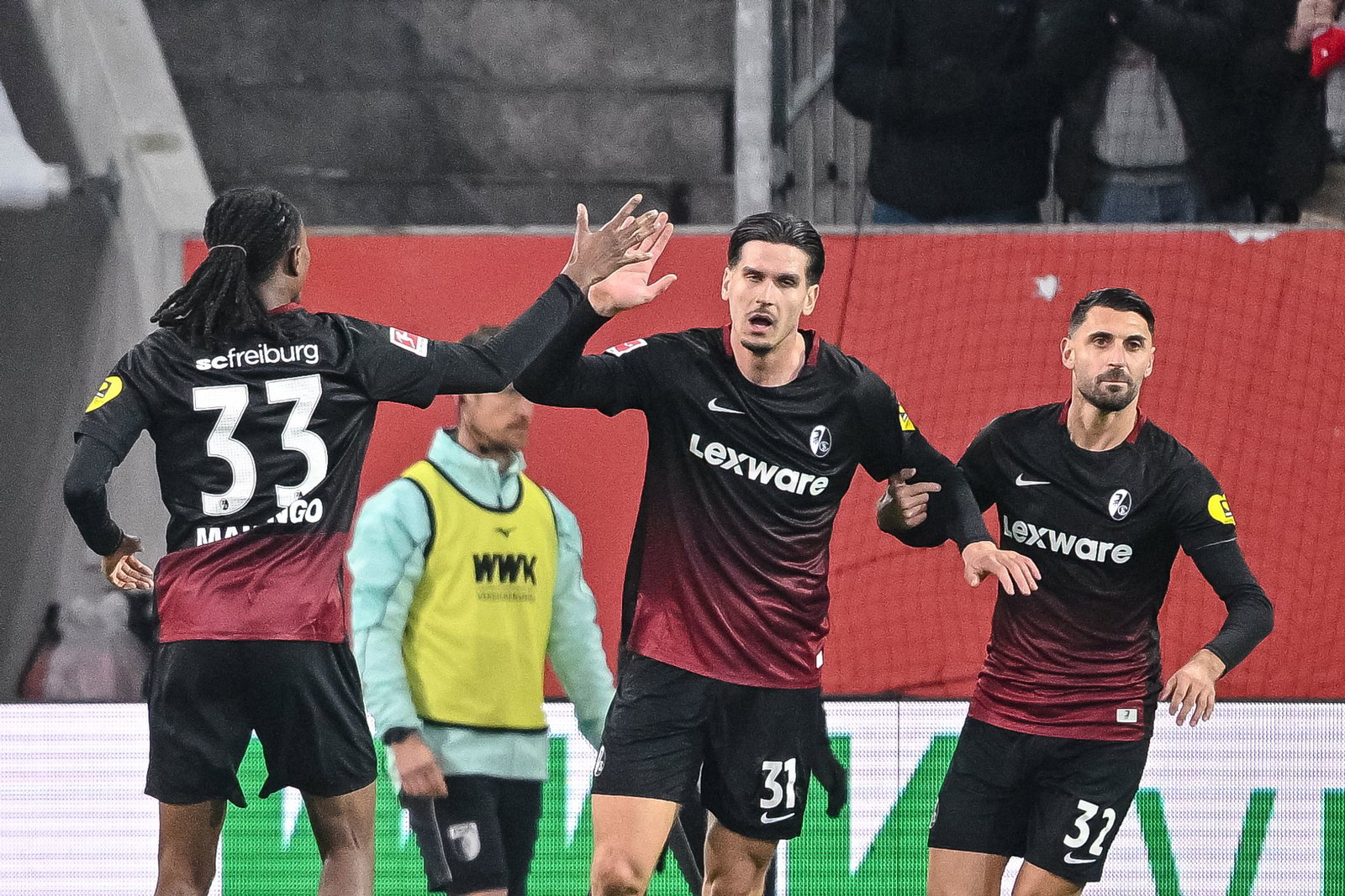 Igor Matanovic (M) zeigt sich beim SC Freiburg eiskalt.