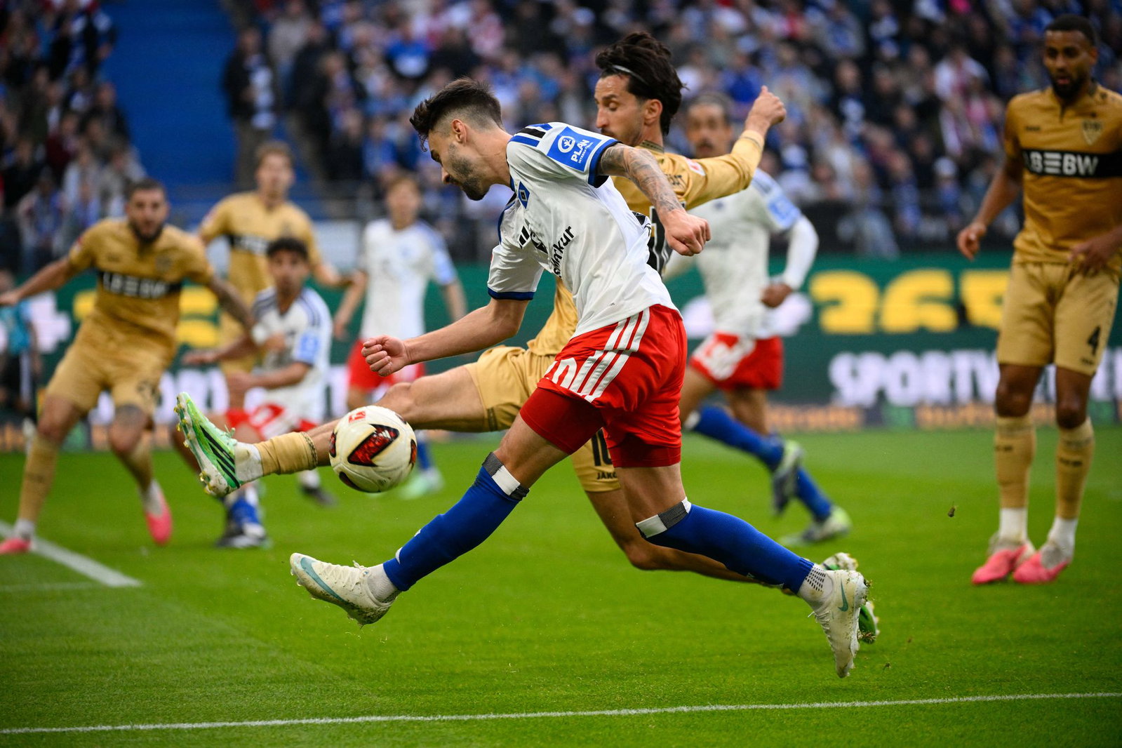 Hamburgs Fabio Vieira flankt den Ball auf das Stuttgarter Tor.