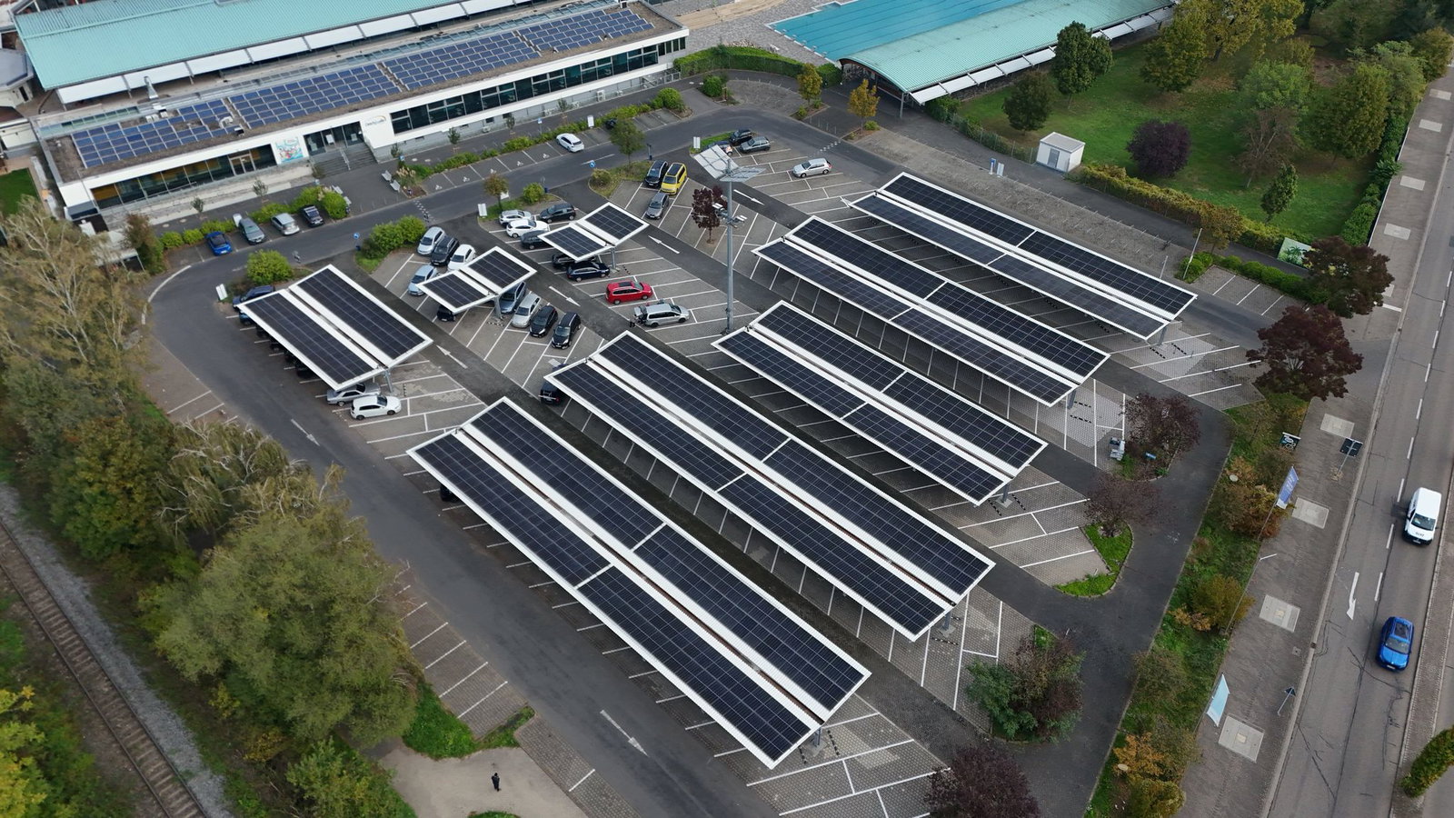 Photovoltaik über Parkplätzen bietet Vorteile, ist aber auch teuer. 