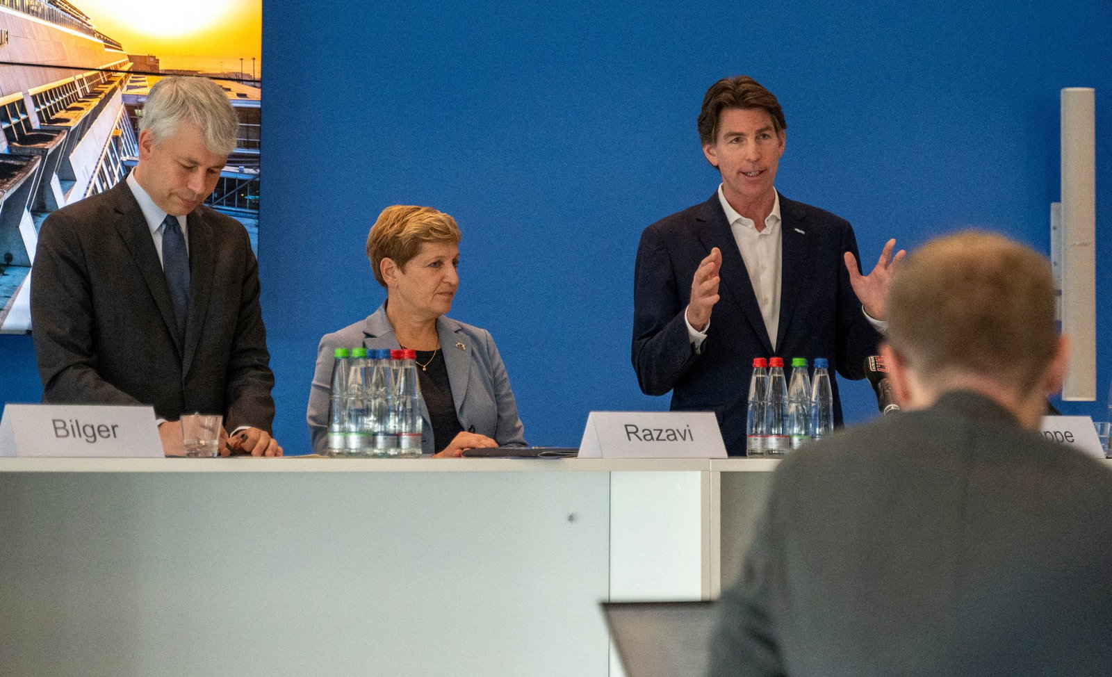 Am Flughafen informierten sich Bundesverkehrsminister Steffen Bilger (CDU) und Nicole Razavi (CDU), Baden-Württembergs Verkehrsministerin, über das neue System.