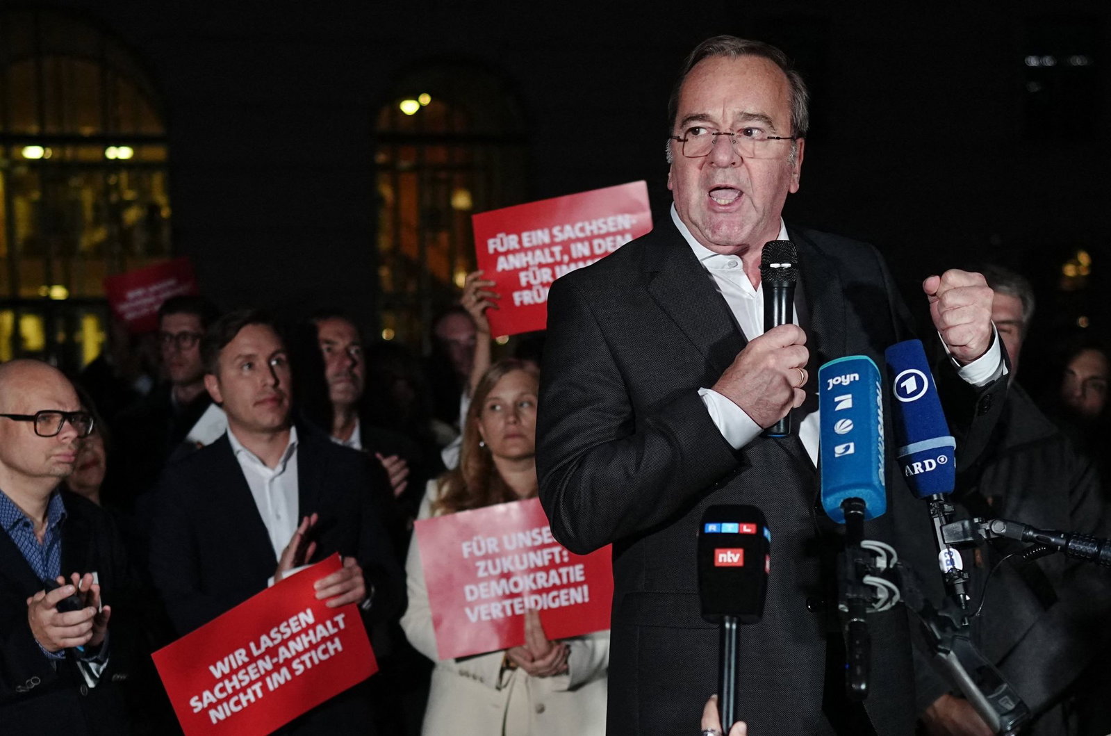 Verteidigungsminister Pistorius stimmte die Nationalhymne an. 