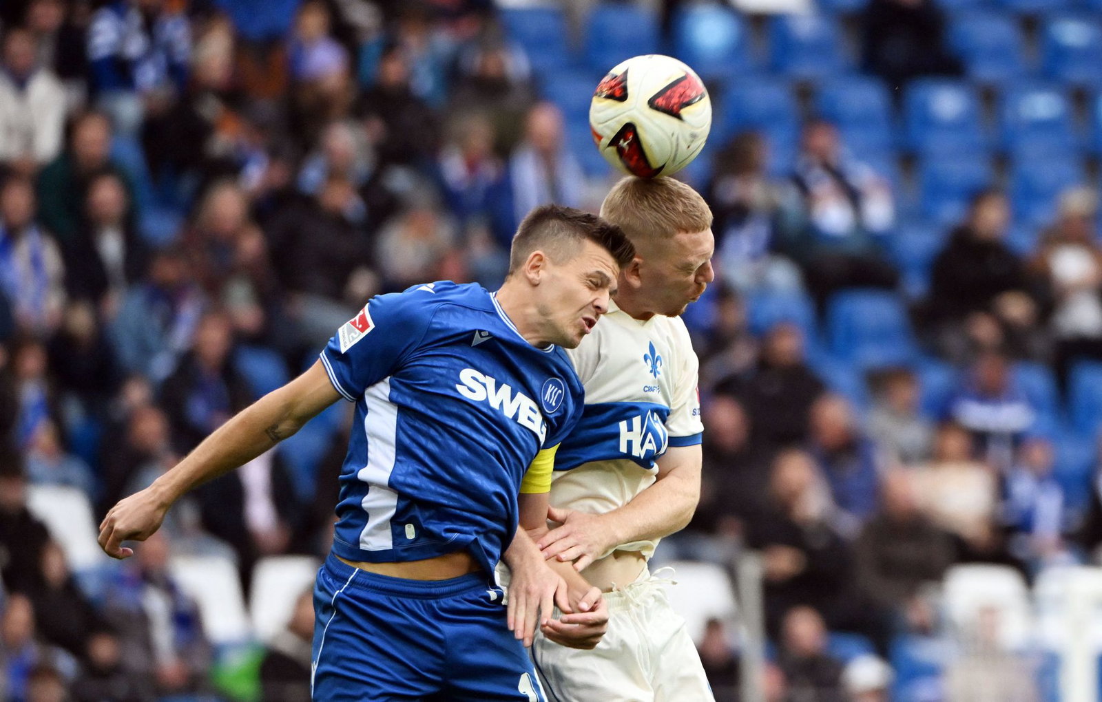 Alles Kopfsache: Karlsruhes Marvin Wanitzek (l) war der überragende Spieler gegen Darmstadt.