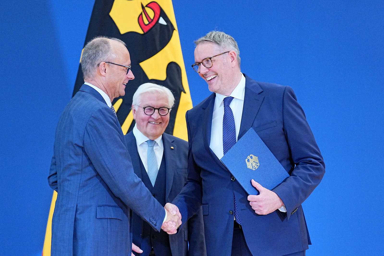 Bundeskanzler Friedrich Merz (CDU) gratuliert Alexander Schweitzer (SPD) nach seiner Ernennung zum neuen Arbeitsminister durch Bundespräsident Frank-Walter Steinmeier. 