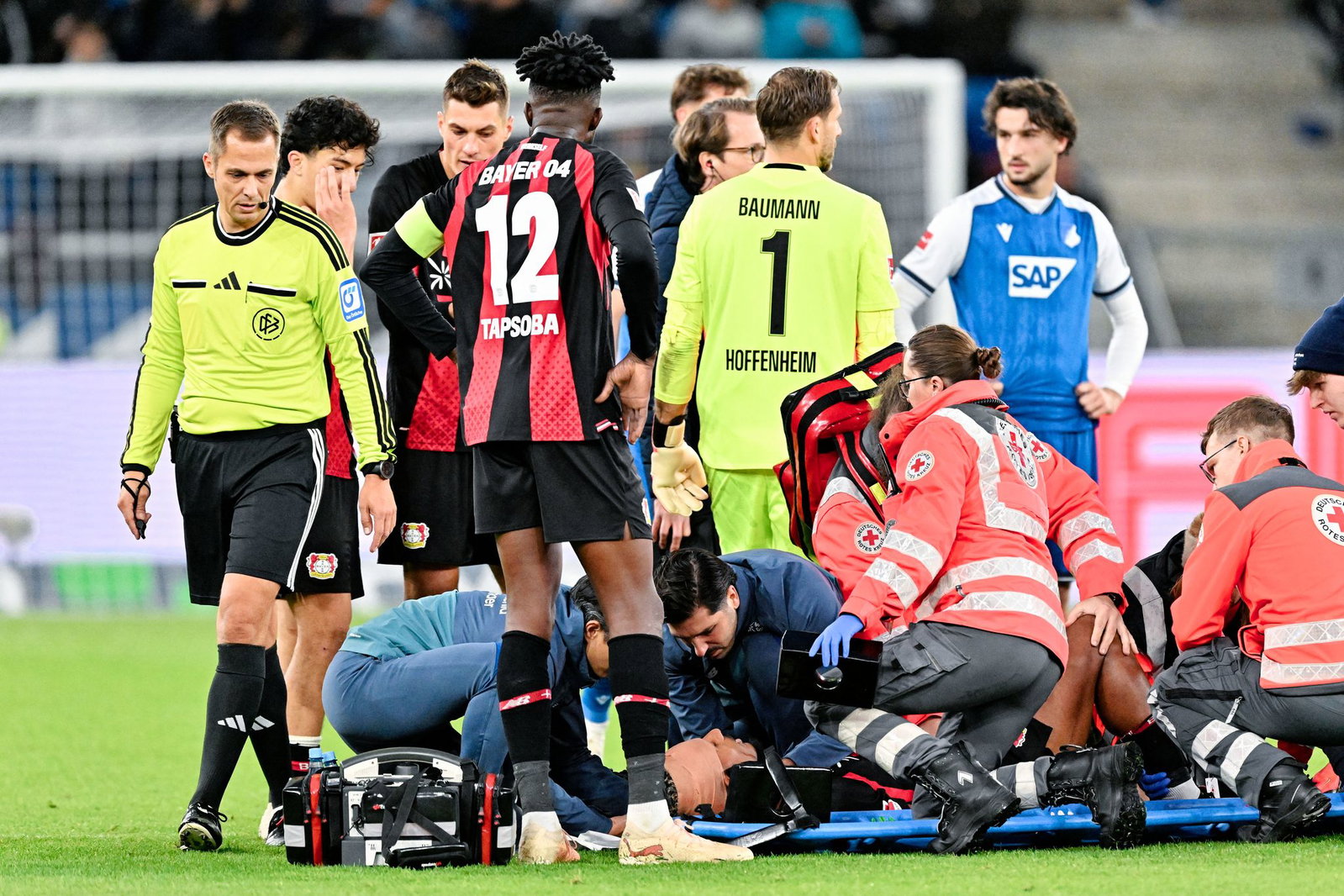 Badé wurde verletzt vom Feld getragen.