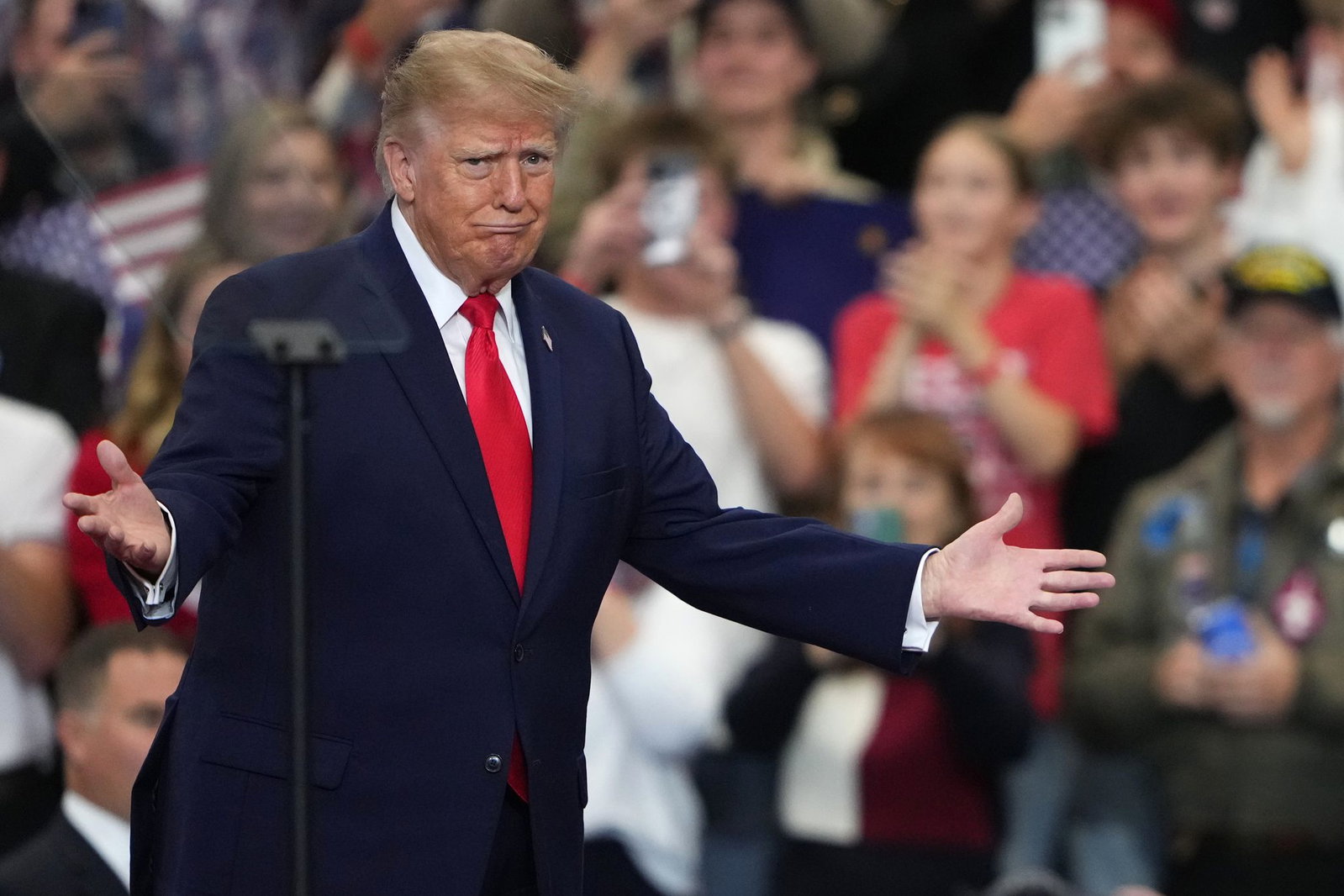 Trump lobt bei seinen Wahlkampfauftritten im Land oft seine eigene Politik - doch viele Menschen machen ihn für hohe Lebenshaltungskosten verantwortlich. (Archivbild)