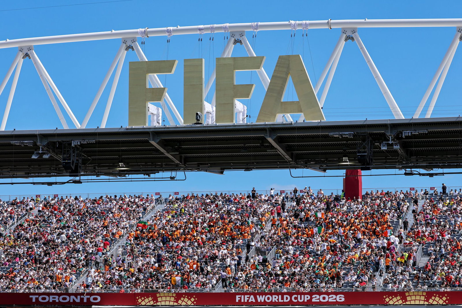 Ein FIFA-Logo bei WM in den USA, Mexiko und Kanada. (Archivbild)