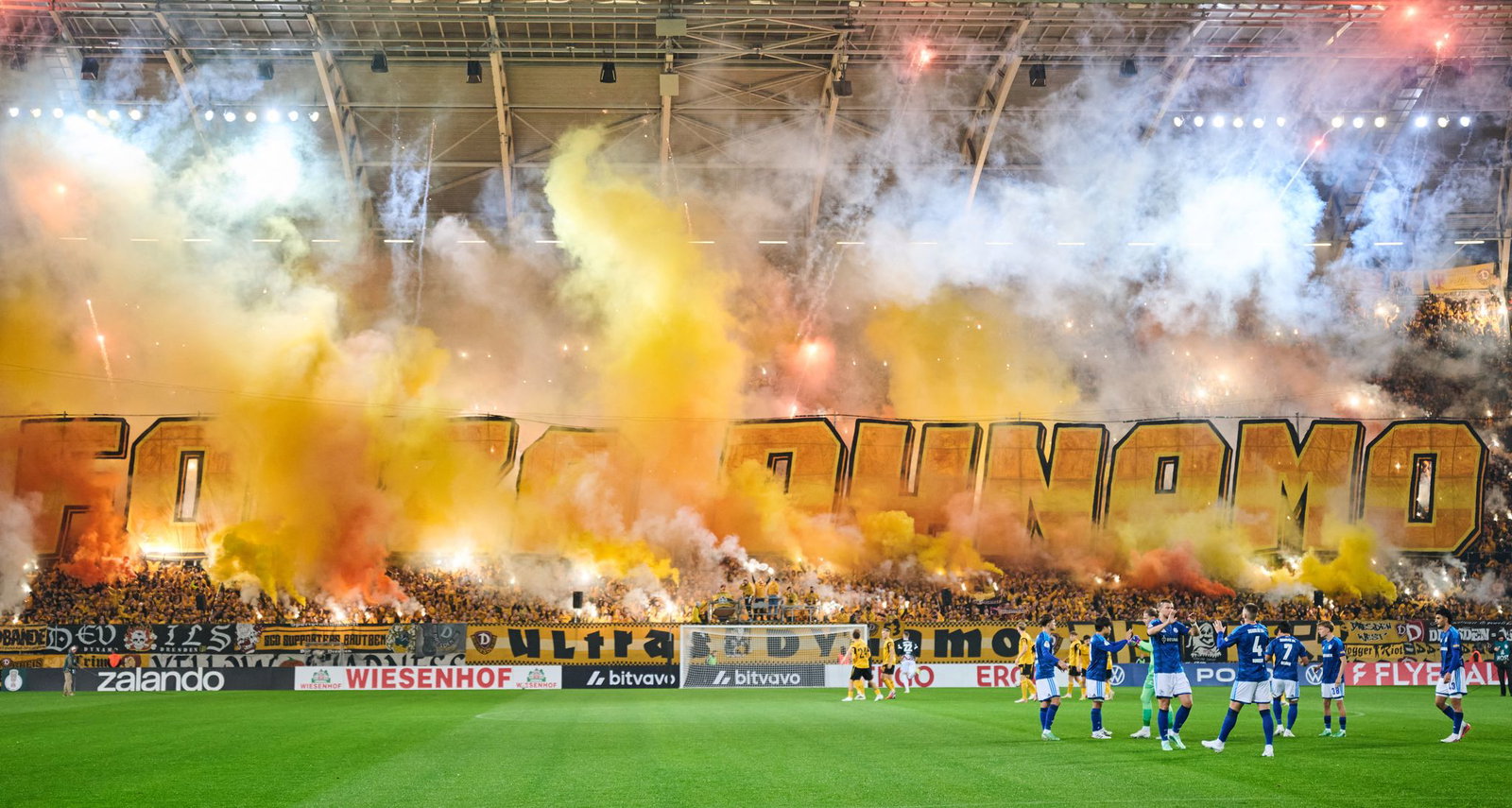 Dynamofans im K-Block zünden vor dem Anpfiff Pyrotechnik.