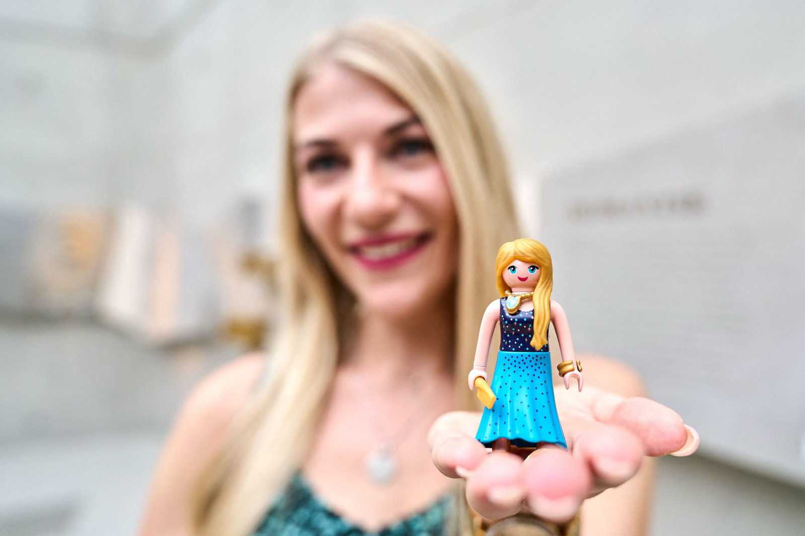 Die amtierende Loreley-Repräsentantin Selina Ostmann präsentiert die Loreley als neue Playmobil-Figur. 
