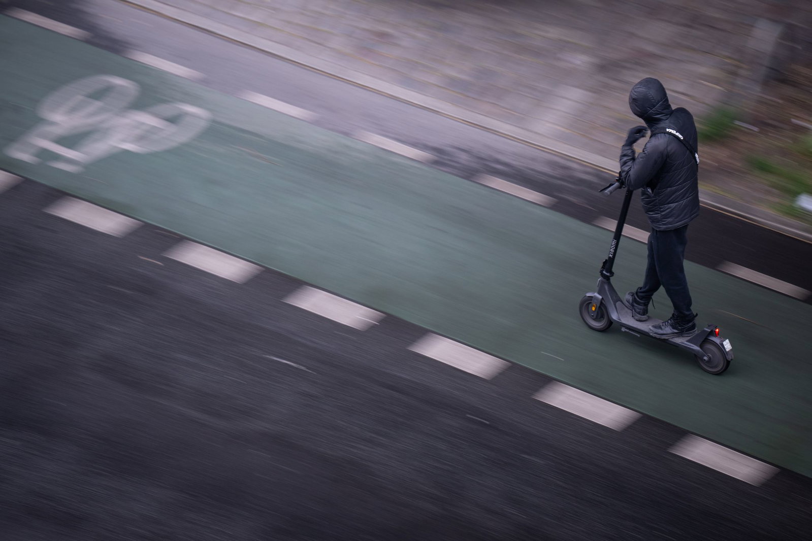 Der E-Scooter-Fahrer war nachts in Bingen unterwegs gewesen. (Symbolbild)