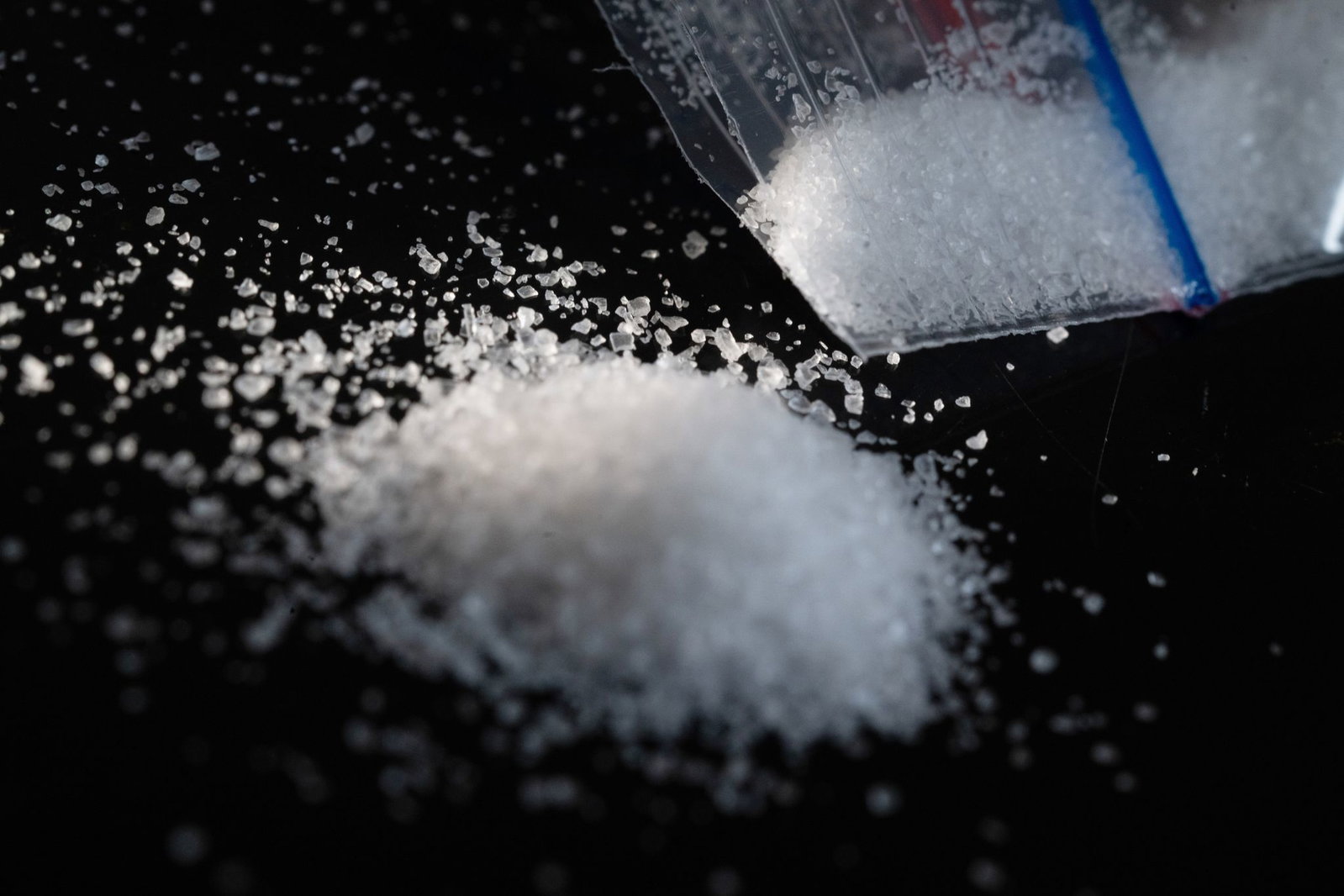 In der Wohnung eines 59-Jährigen in Karlsruhe fanden Ermittler rund 2,6 Kilogramm Amphetamin, Marihuana und Chemikalien, die mutmaßlich zur Drogenherstellung dienten. (Symbolbild)