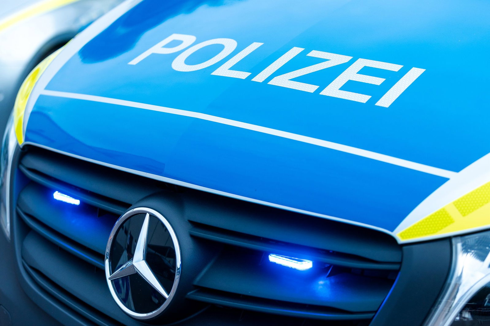Die A5 war während der Bergung zeitweise in beide Richtungen voll gesperrt. (Symbolbild)