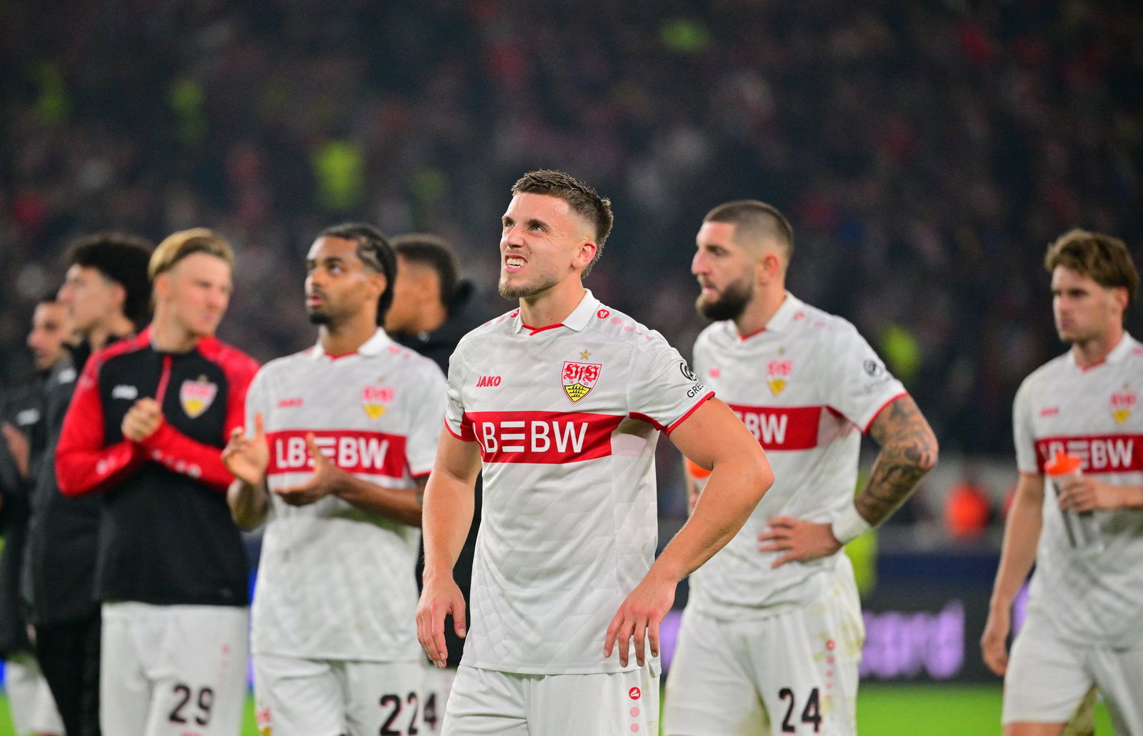 Ermedin Demirovic (M.) und seine VfB-Kollegen kurz nach dem Abpfiff.
