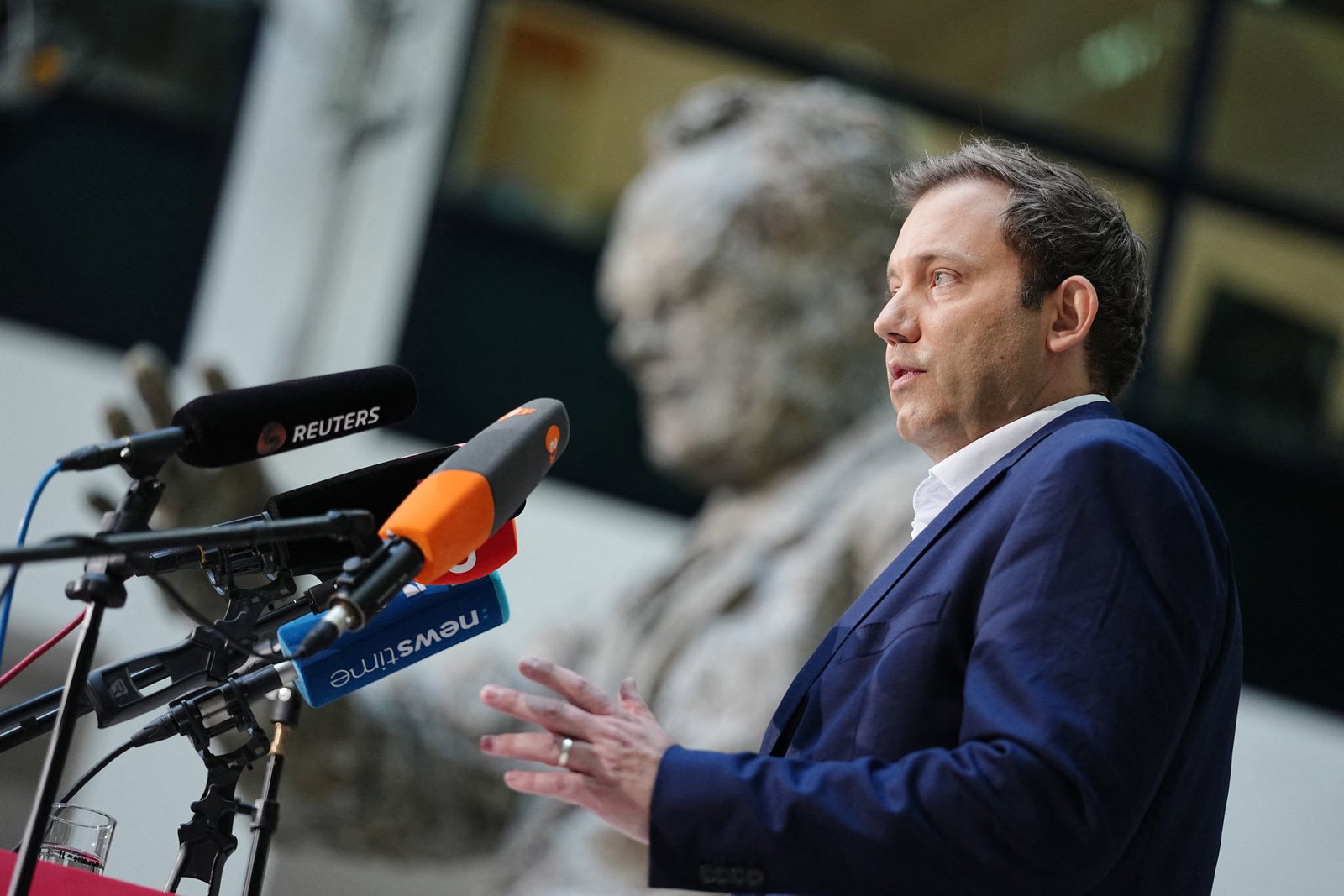Lars Klingbeil bedauert den Rücktritt von Bärbel Bas. 