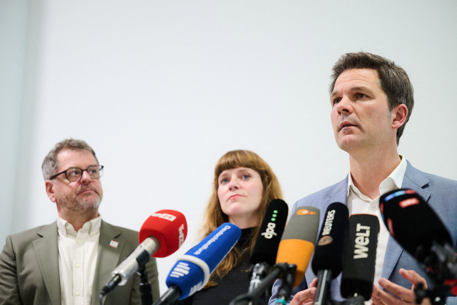 SPD-Chef Steffen Krach (r-l), die Linke-Landesvorsitzende Kerstin Wolter und Grünen-Fraktionschef Werner Graf informierten auf einer Pressekonferenz über Ergebnisse der Vorgespräche zur Regierungsbildung. 