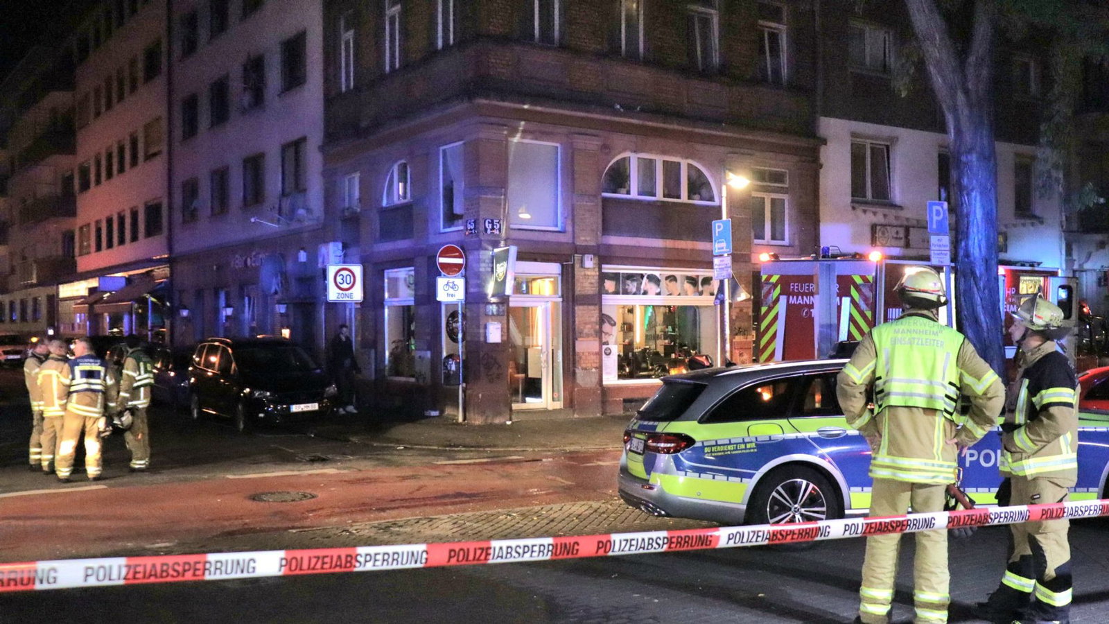 Nach einem Brand in einer Gaststätte in der Mannheimer Innenstadt ist eine tote Frau gefunden worden. 