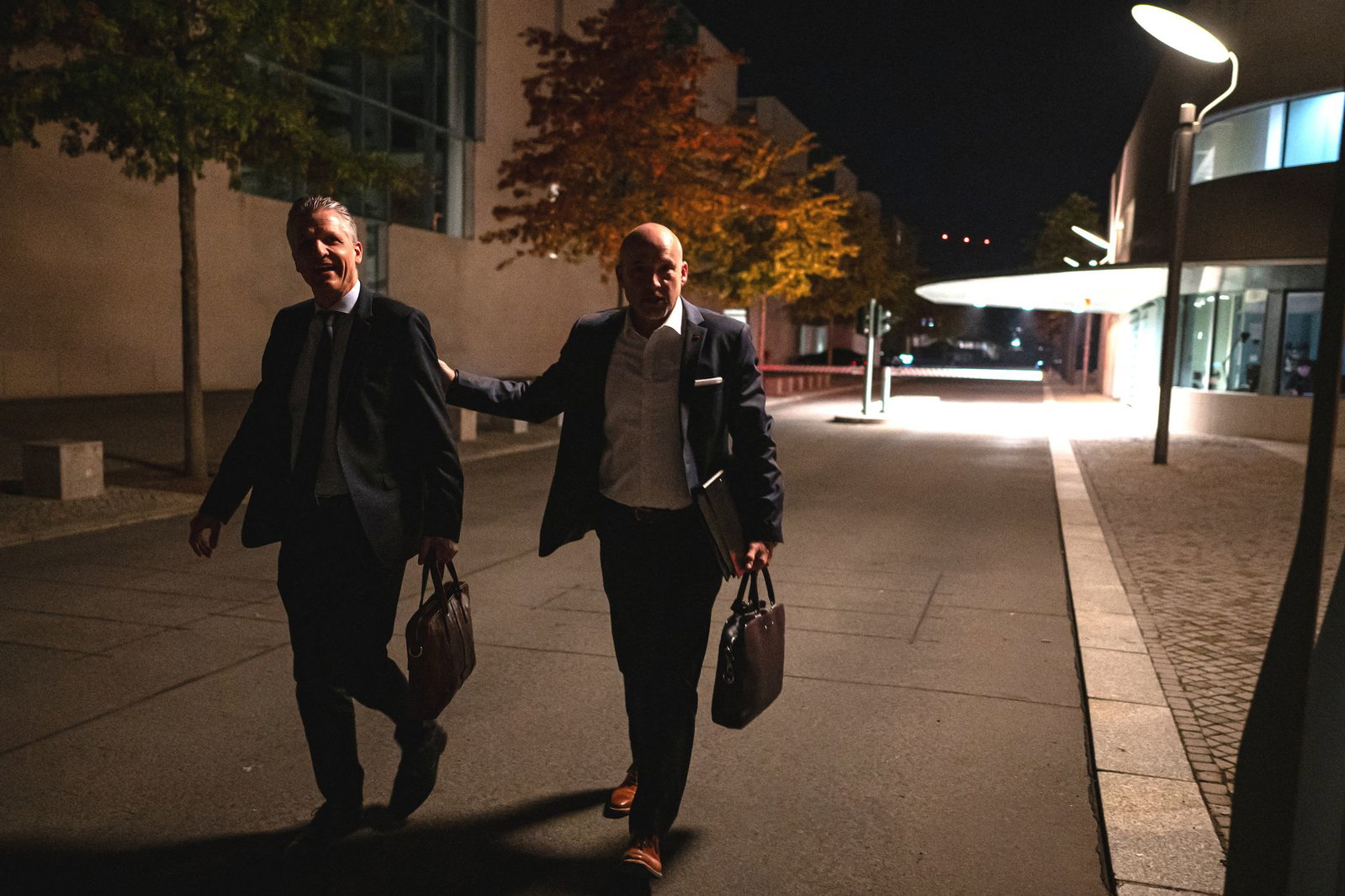 Die Spitzen der Unionsfraktion verlassen das Kanzleramt am Abend gemeinsam.