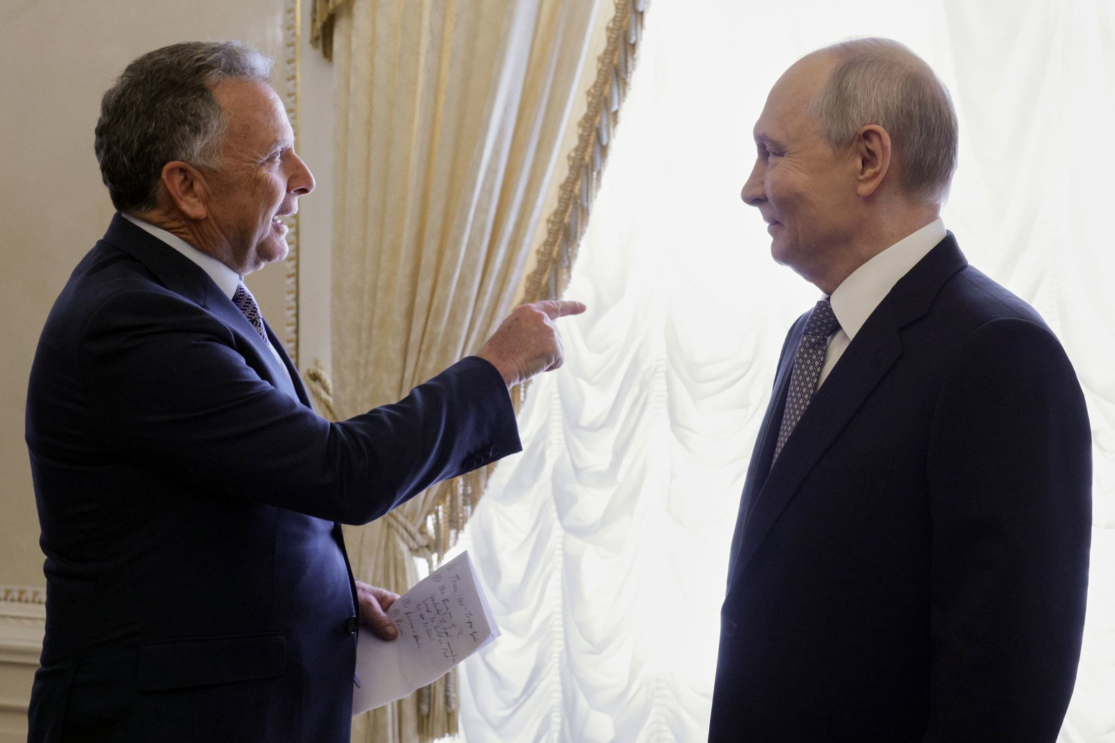 Kremlchef Wladimir Putin (r) und der US-Unterhändler Steve Witkoff haben mehr als drei Stunden lang über Vorschläge für eine Friedenslösung im russischen Angriffskrieg gegen die Ukraine gesprochen.