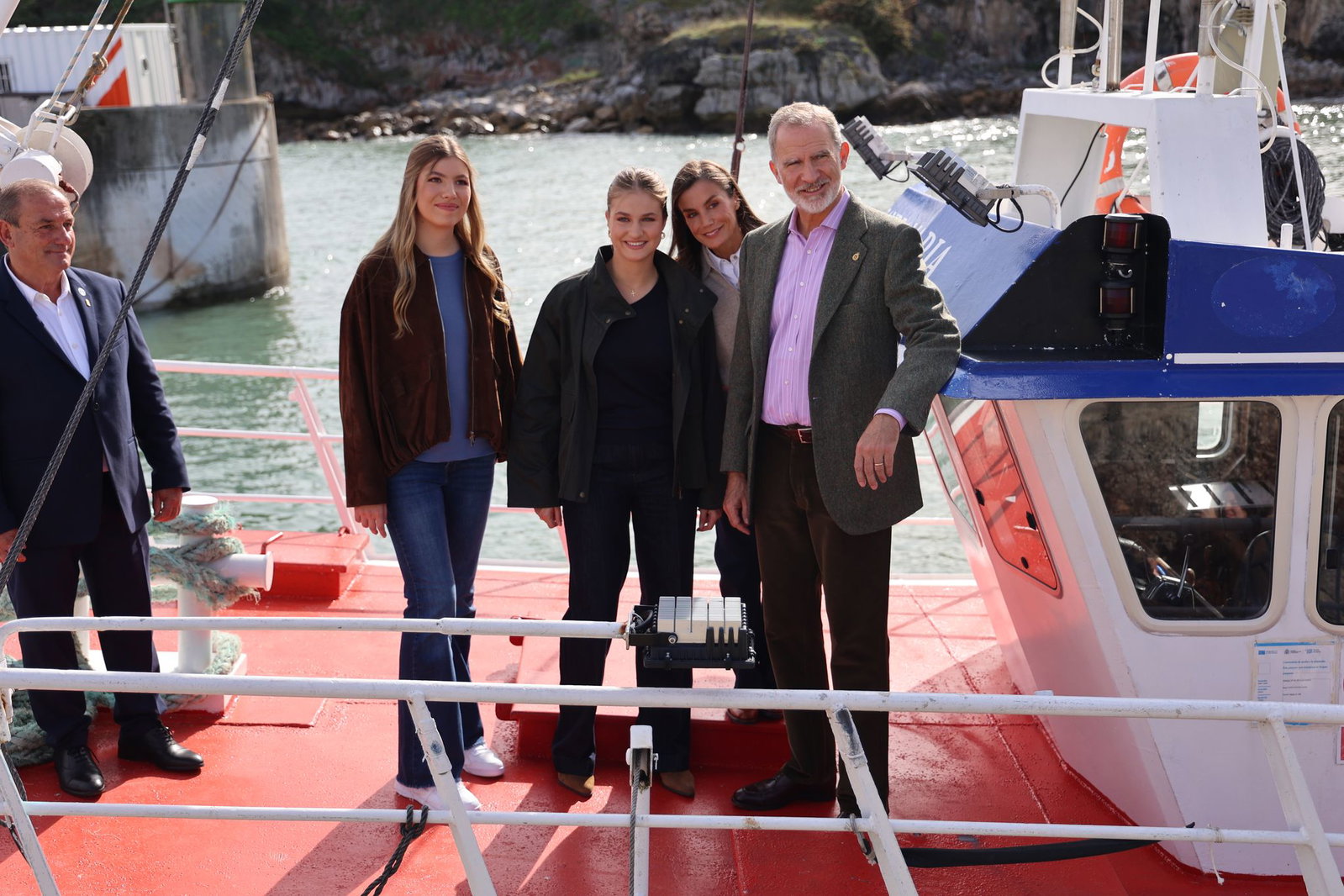  Spaniens Königin Letizia ist bei einem Besuch im nordspanischen Llanes auf einem Fischerboot ausgerutscht.