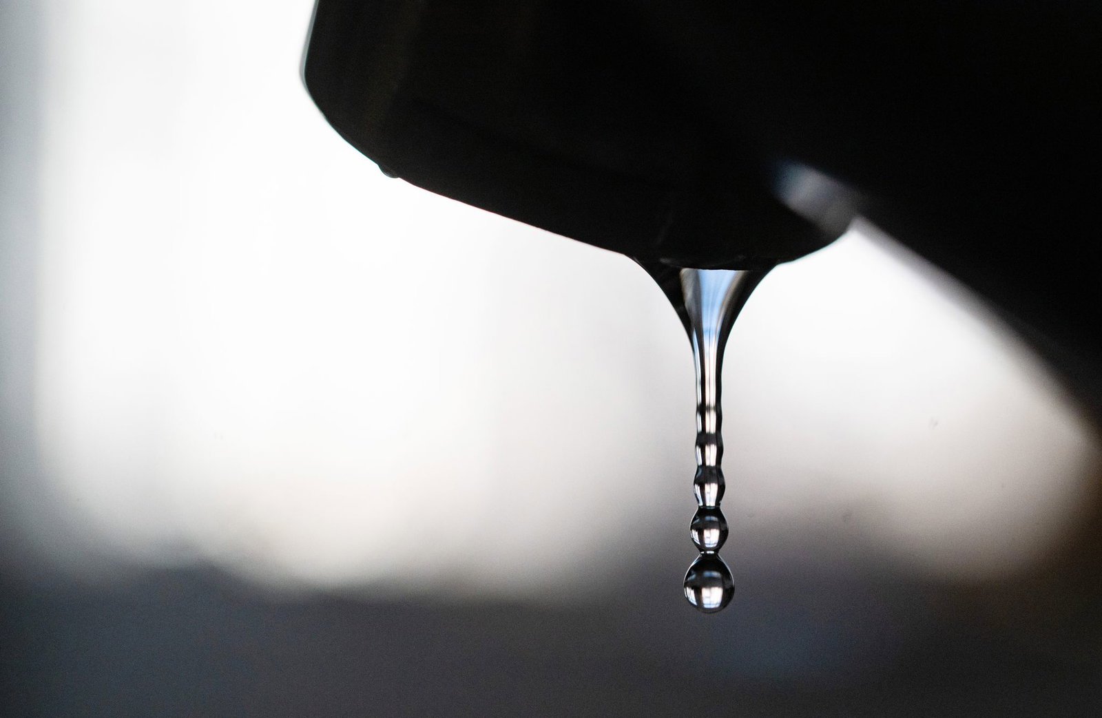 Zunächst geringer Wasserdruck und dann gar kein Wasser mehr - das erlebten Menschen am Dienstag in zwei Stadtteilen von Saarbrücken. (Symbolbild)