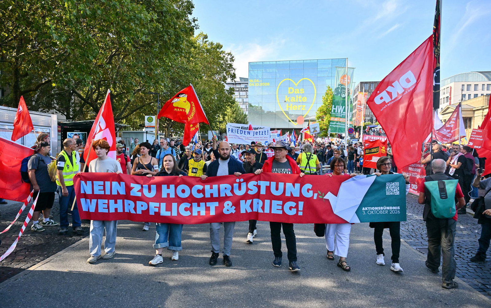 In mehreren deutschen Städten kommen Menschen zusammen, um gegen Aufrüstung und Krieg zu demonstrieren.