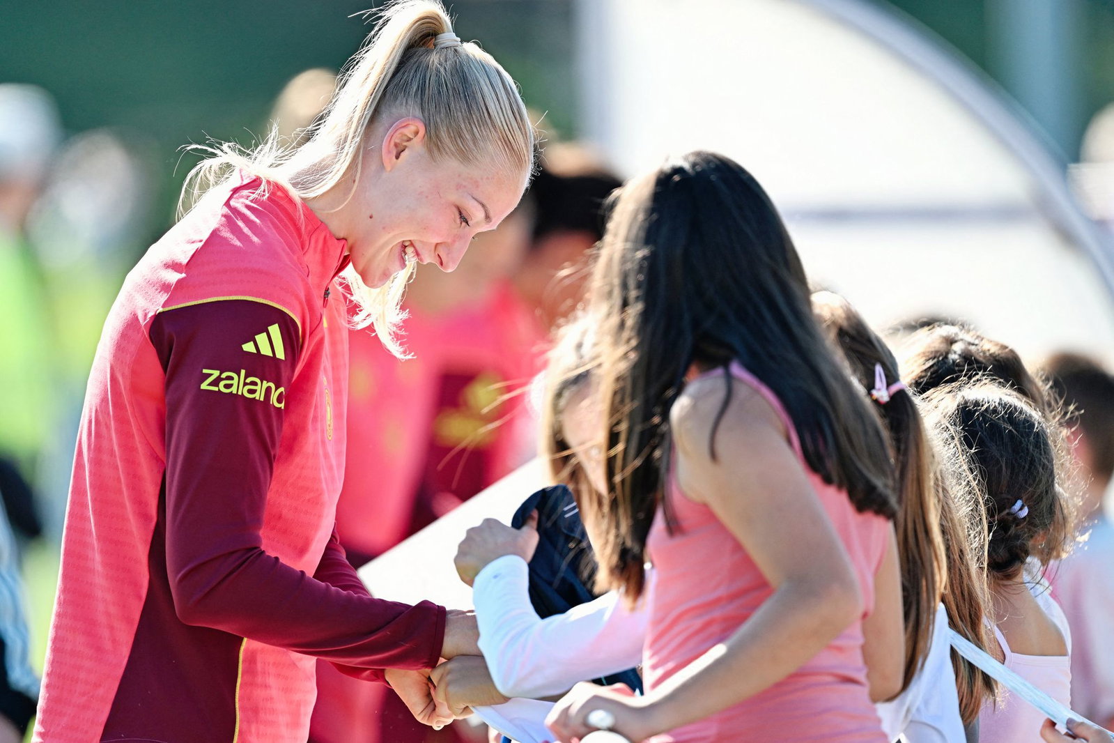 Abwehrspielerin Camilla Küver: Autogrammeschreiben vor dem Heimspiel.  