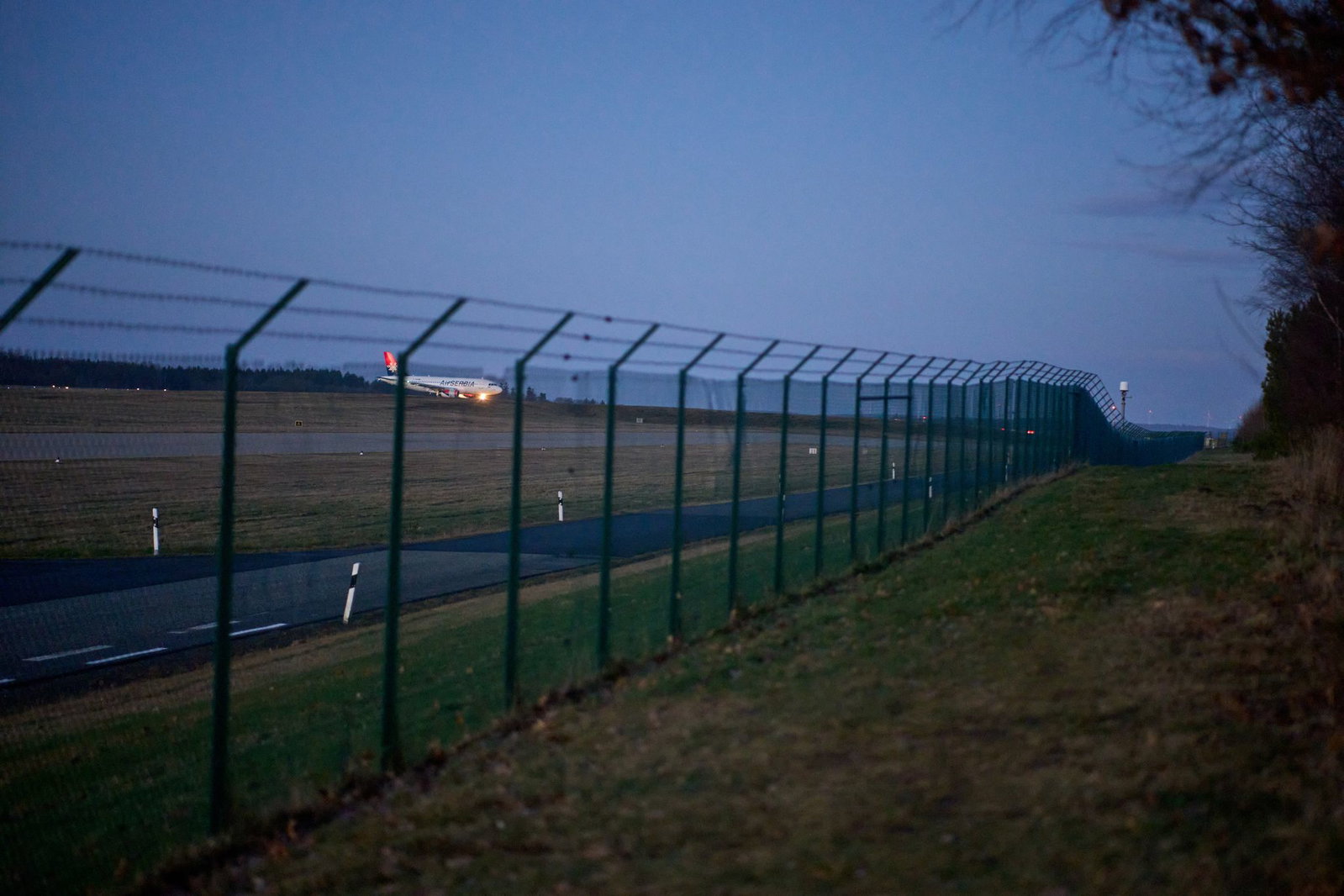 Rund um den Flughafen Hahn wurden Belastungen mit Chemikalien gemessen. (Archivbild)