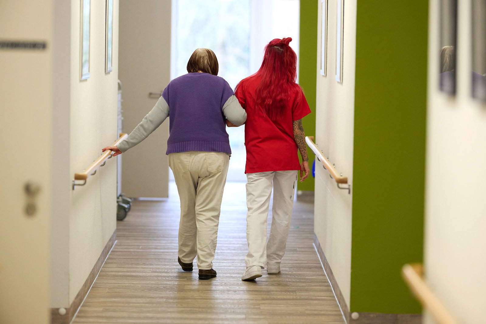 Die durchschnittlichen Löhne in der Pflege steigen nach Angaben der Krankenkassen weiter. (Symbolbild)