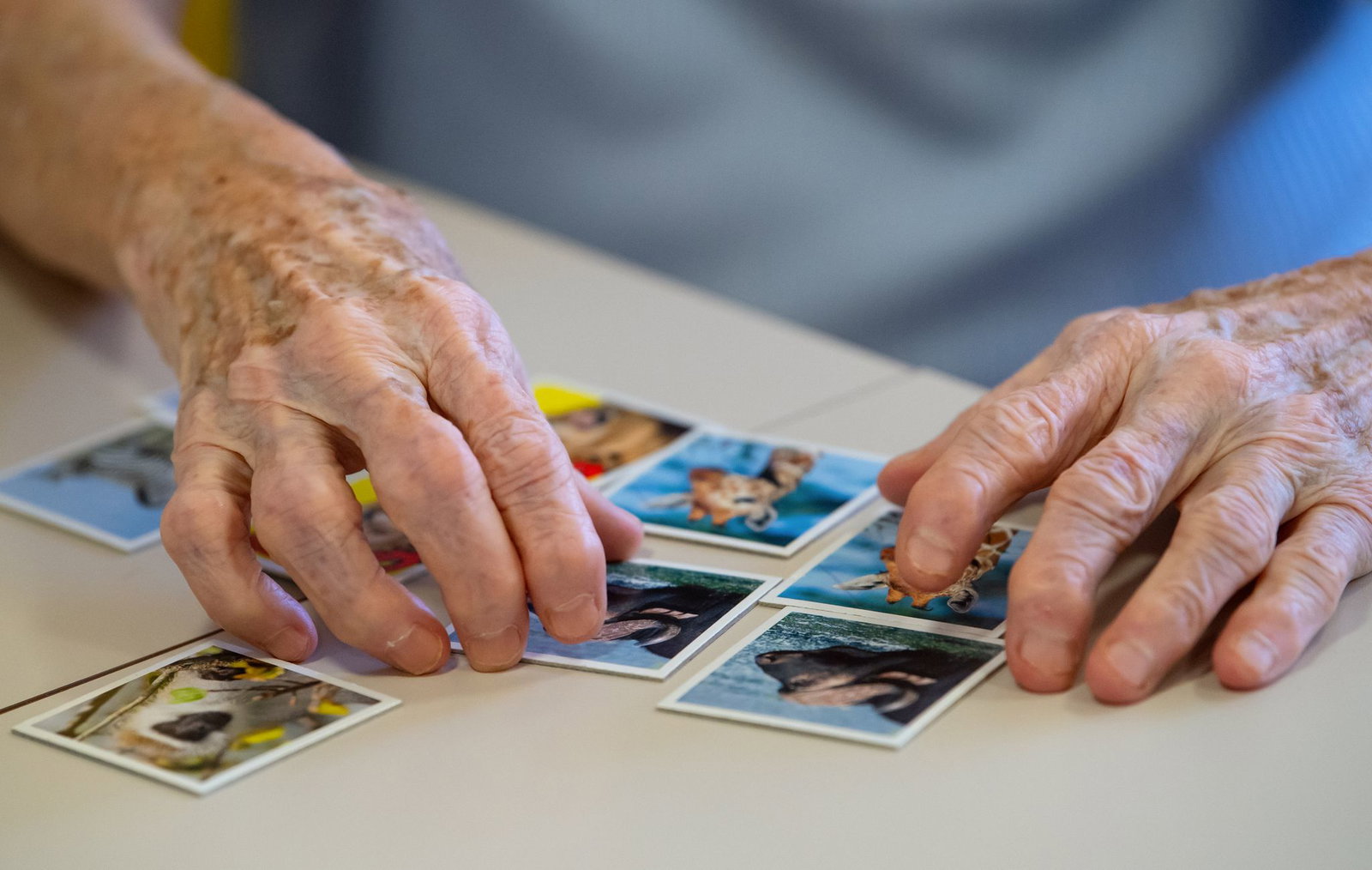 Rund 1,8 Millionen Menschen mit Demenz leben in Deutschland, die meisten davon haben Alzheimer. (Symbolbild)