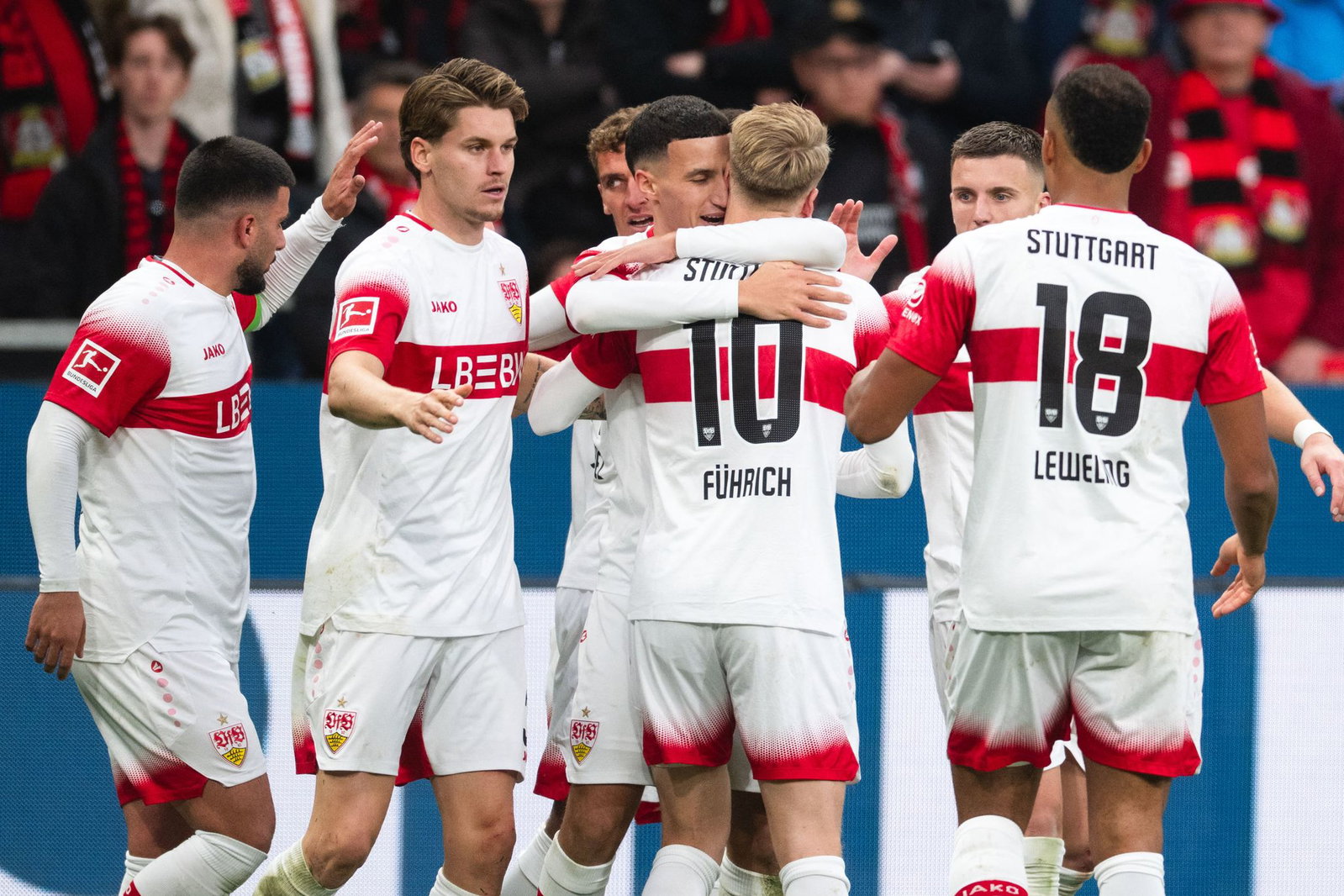 Der VfB Stuttgart feiert einen wichtigen Auswärtssieg in Leverkusen. 